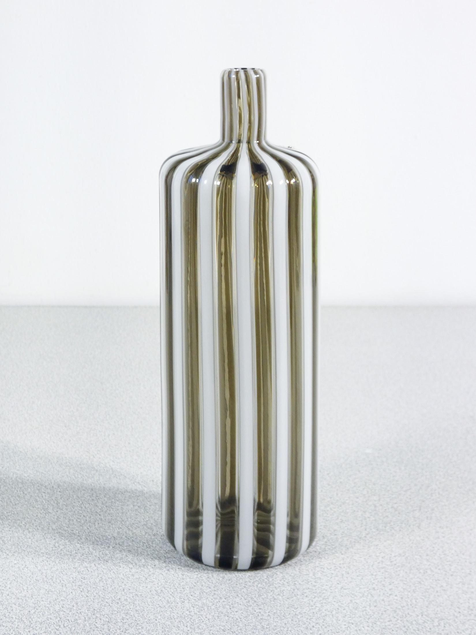 Italian Bottiglia in vetro soffiato A Fasce Verticali design Fulvio BIANCONI per VENINI.