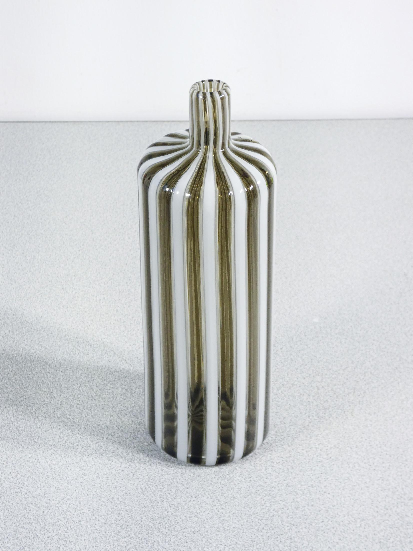 Bottiglia in vetro soffiato A Fasce Verticali design Fulvio BIANCONI per VENINI. In condizioni ottime a Torino, IT