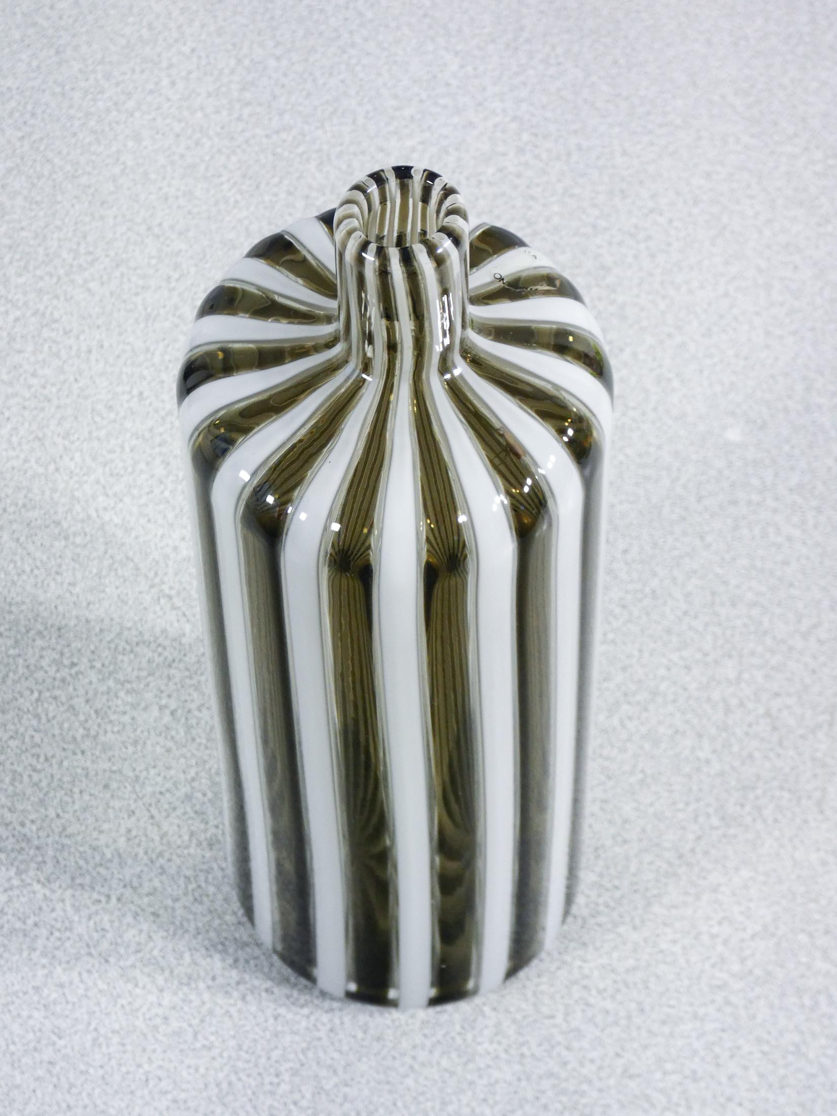 Late 20th Century Bottiglia in vetro soffiato A Fasce Verticali design Fulvio BIANCONI per VENINI.