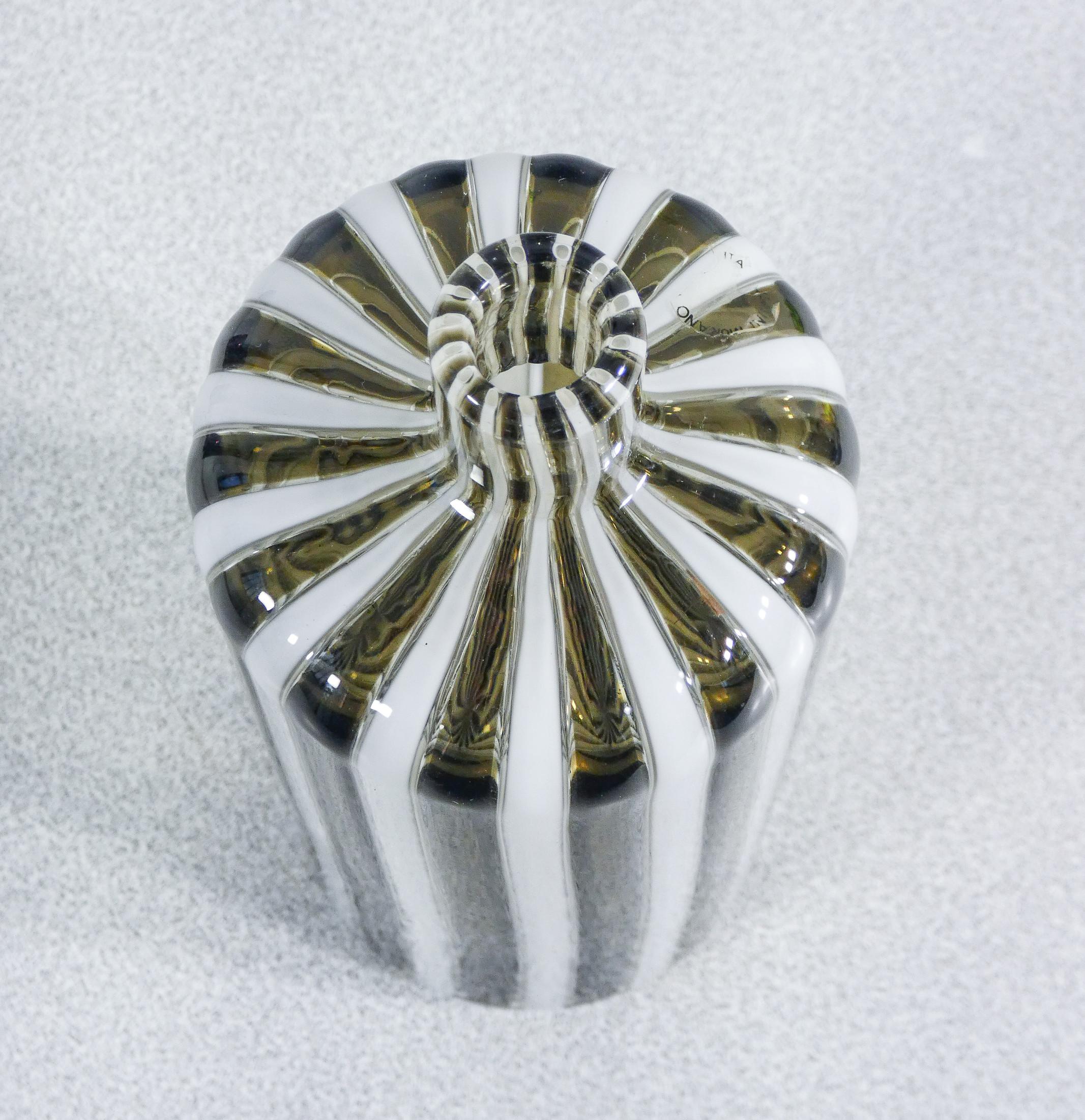 Vetro Bottiglia in vetro soffiato A Fasce Verticali design Fulvio BIANCONI per VENINI.