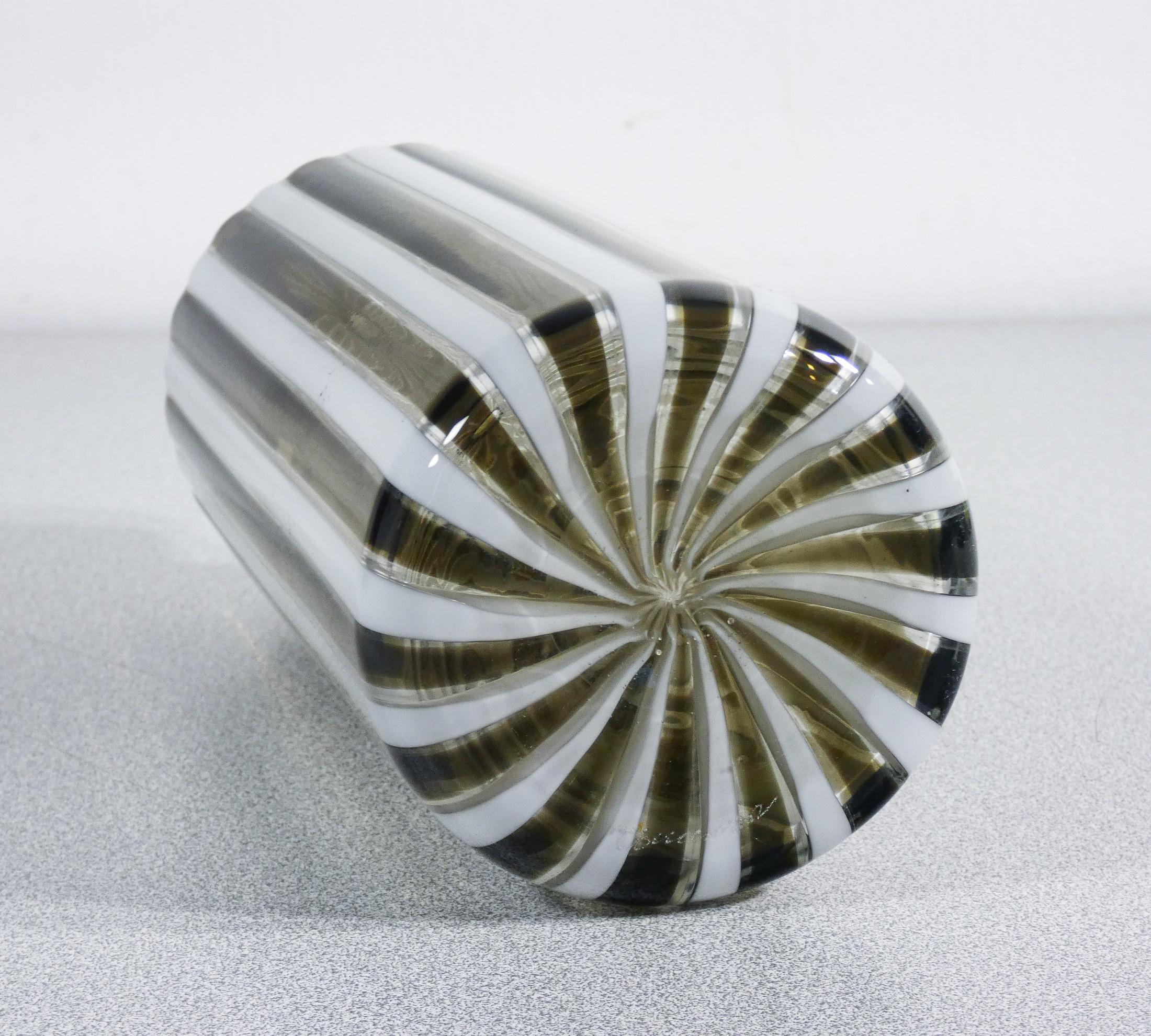 Bottiglia in vetro soffiato A Fasce Verticali design Fulvio BIANCONI per VENINI. 2