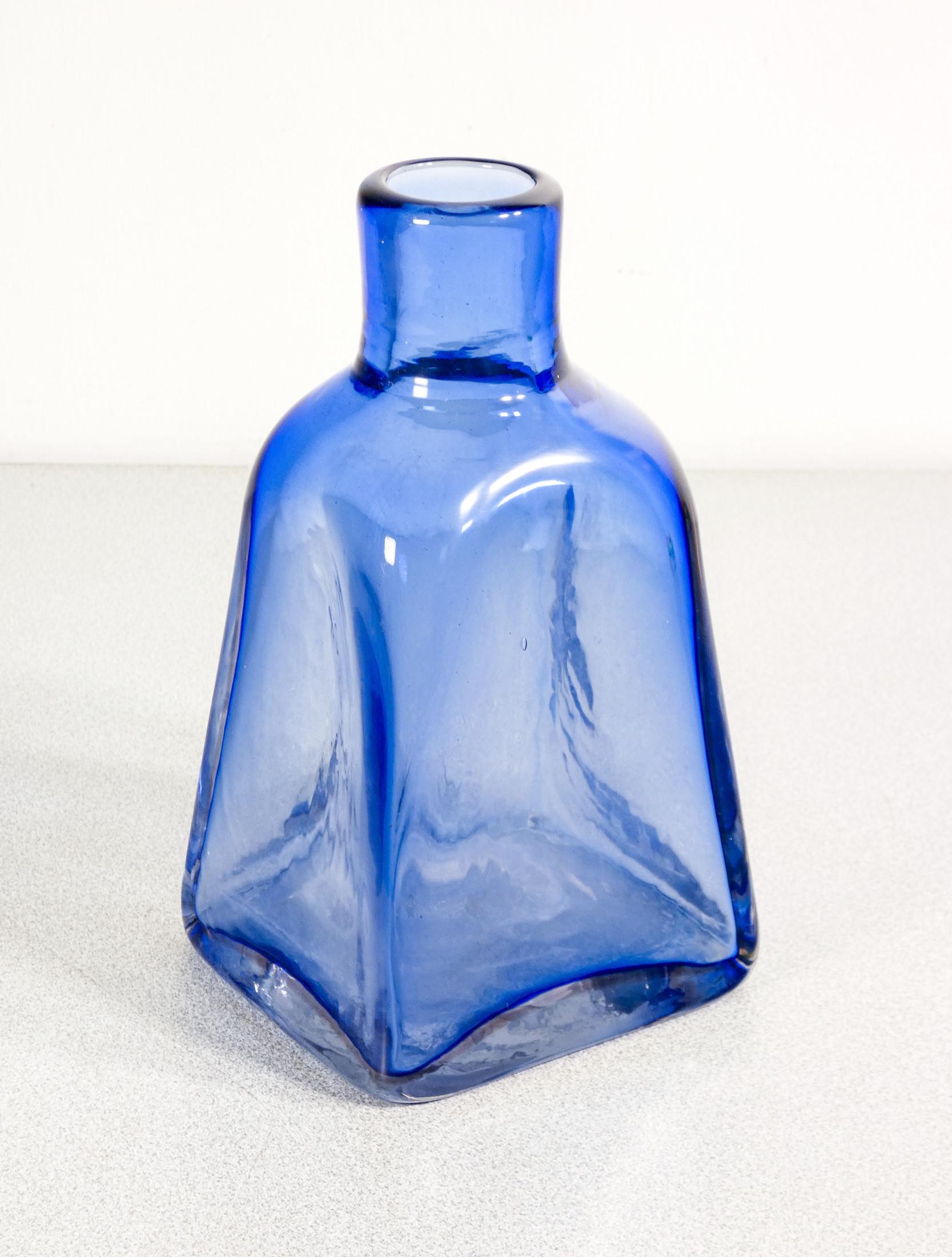 Geblasene Glasflasche
entwurf Paolo VENINI,
Mit Säure markierte
mit einem Teil des Etiketts.

URSPRUNG
Murano, Italien

PERIOD
1950s

DESIGNER
Paolo VENINI

MARK
VENINI

MATERIALIEN
Geblasenes Glas

ABMESSUNGEN
Höhe: 22.5 cm
Breite: 12.5 cm
Tiefe: