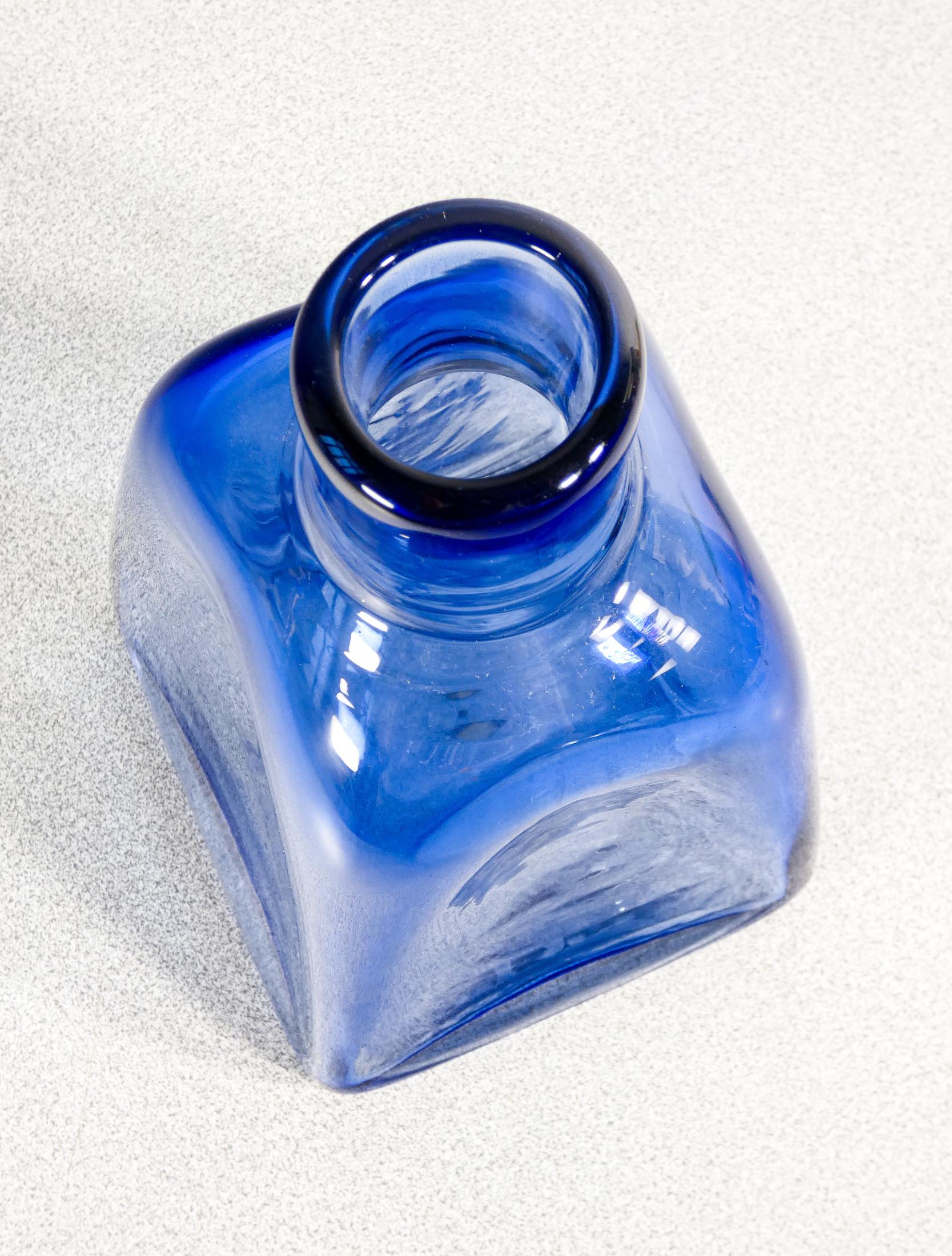 Flasche aus geblasenem Glas, entworfen von Paolo VENINI, säuregeprägt. Italien, 1950 im Angebot 3