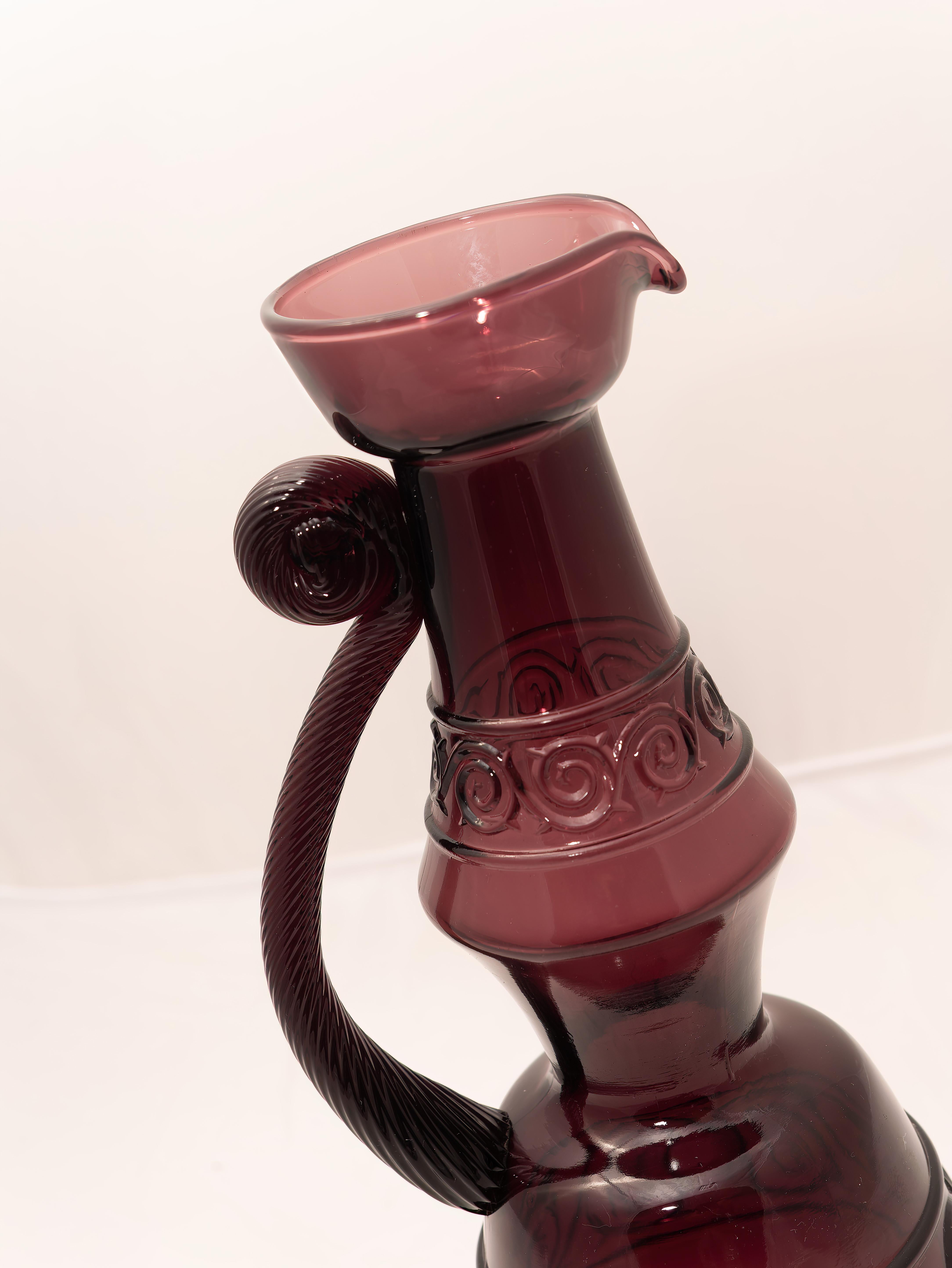 Lila Glasflasche (Dekanter), 1960er Jahre (Moderne der Mitte des Jahrhunderts) im Angebot