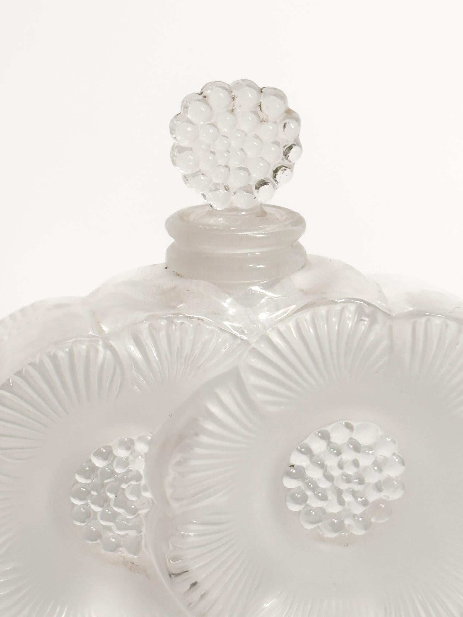 Bottiglia portaprofumo in cristallo di Lalique, collezione Deux Fleurs, realizzata negli anni '80

Ø cm 9 Ø cm 2,5 h cm 9

Lalique è un rinomato marchio francese di vetreria e cristallo di lusso, riconosciuto a livello mondiale per la sua squisita