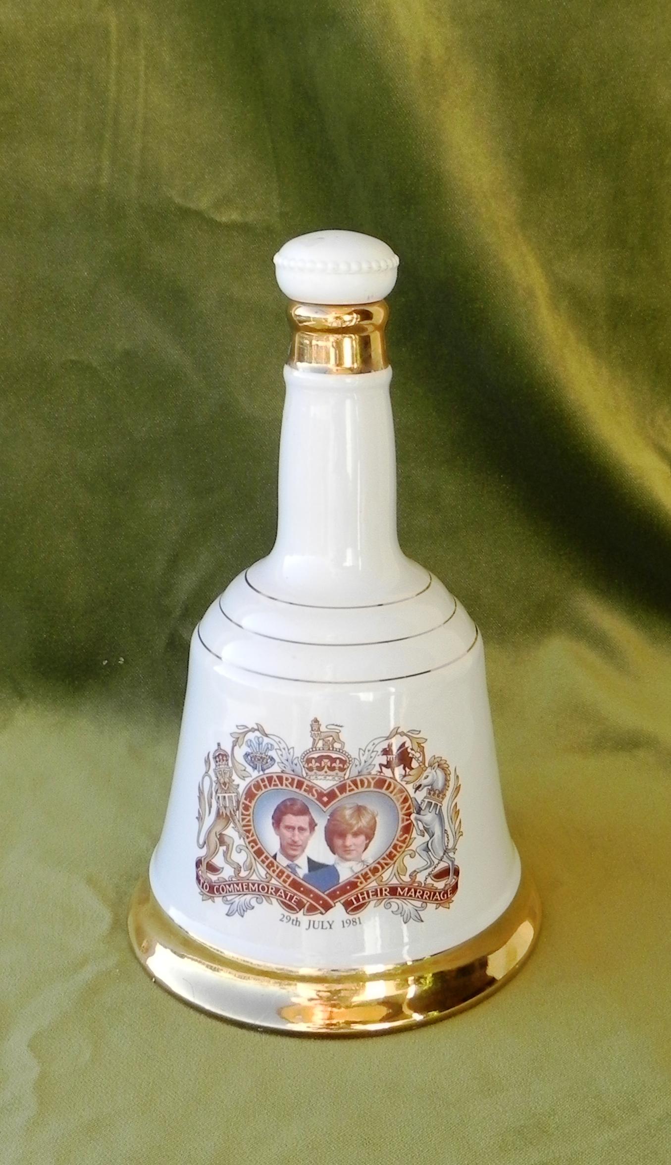 Painted Bottiglie in ceramica commemorative Lady Diana For Sale
