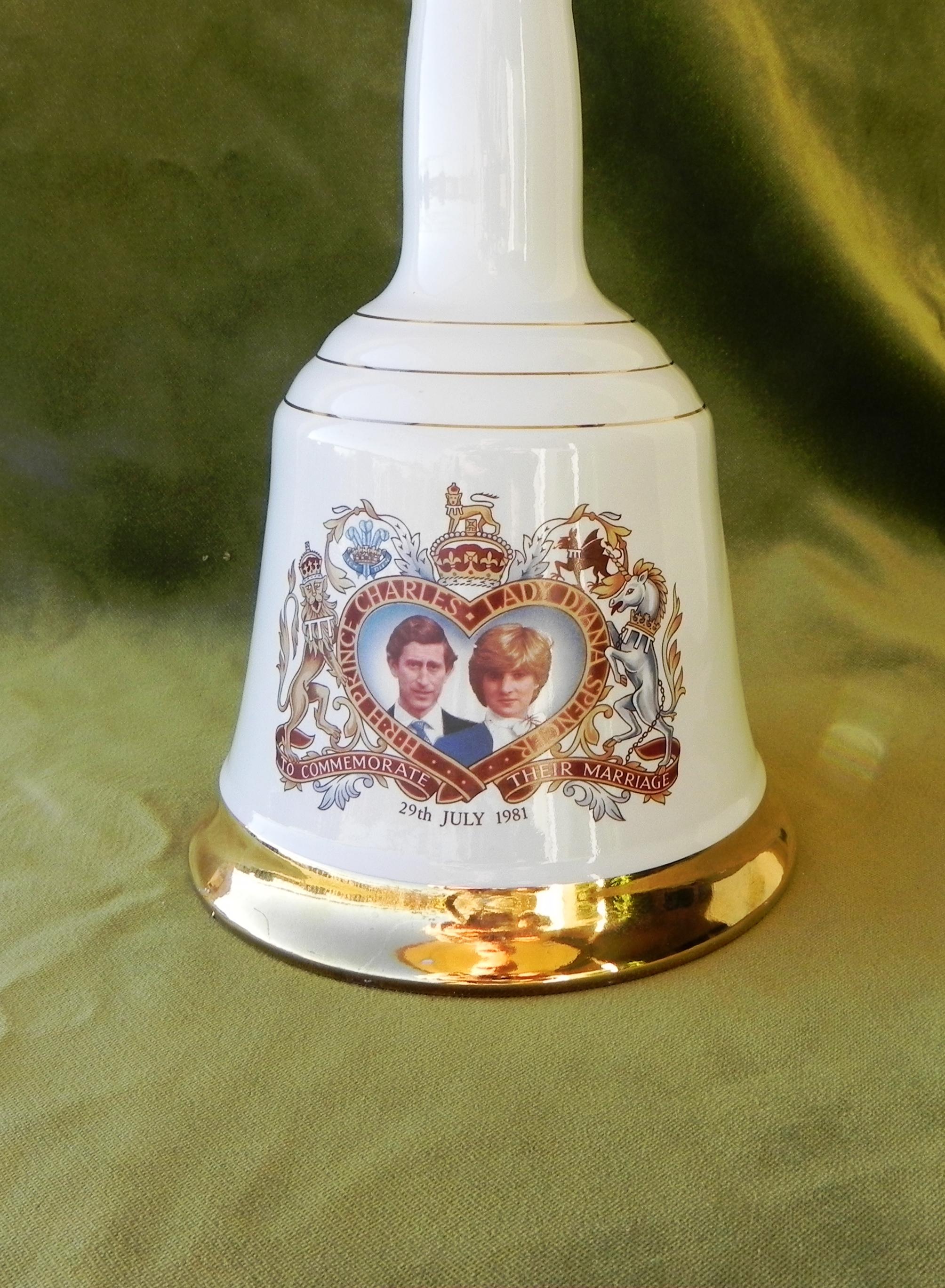 Bottiglie in ceramica commemorative Lady Diana In Excellent Condition For Sale In Felino, IT