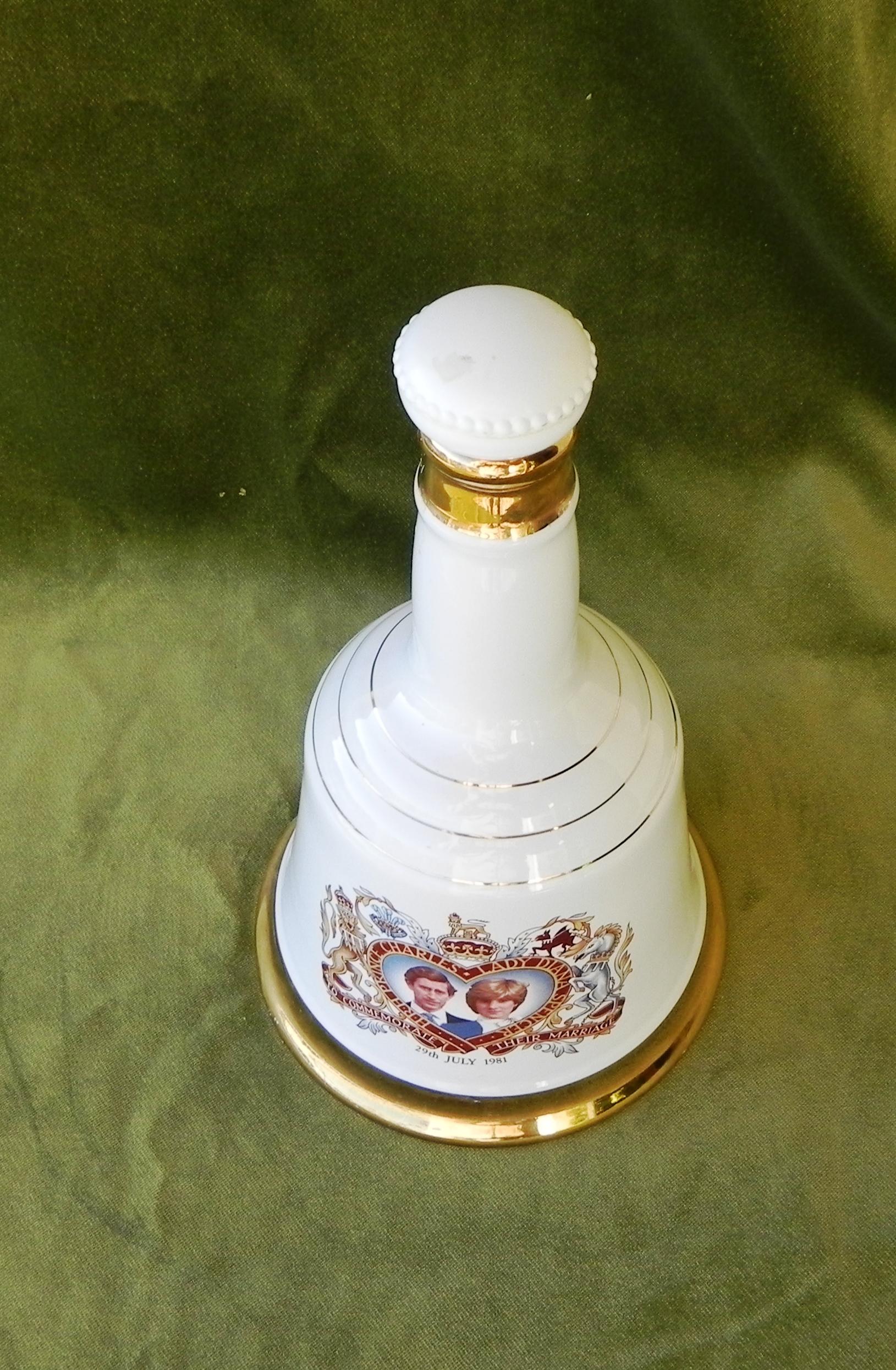 Late 20th Century Bottiglie in ceramica commemorative Lady Diana For Sale