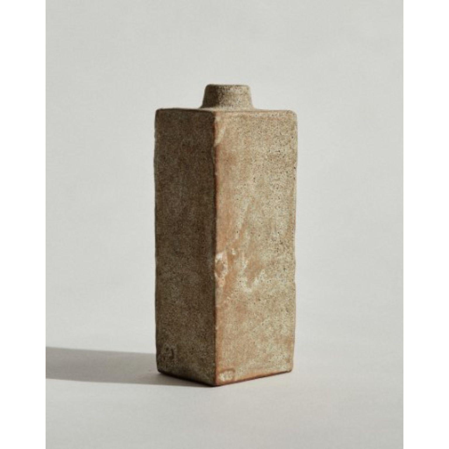 Flasche #2, handmodelliert von Marta Bonilla
Abmessungen: D8 x H20 cm
MATERIALIEN: Lehm, Glasur

Flasche 2 Stück Hand modelliert in rotem Ton und glasiert in vulkanischen beige Glasur.

Marta Bonilla entwirft und kreiert ihre Stücke in