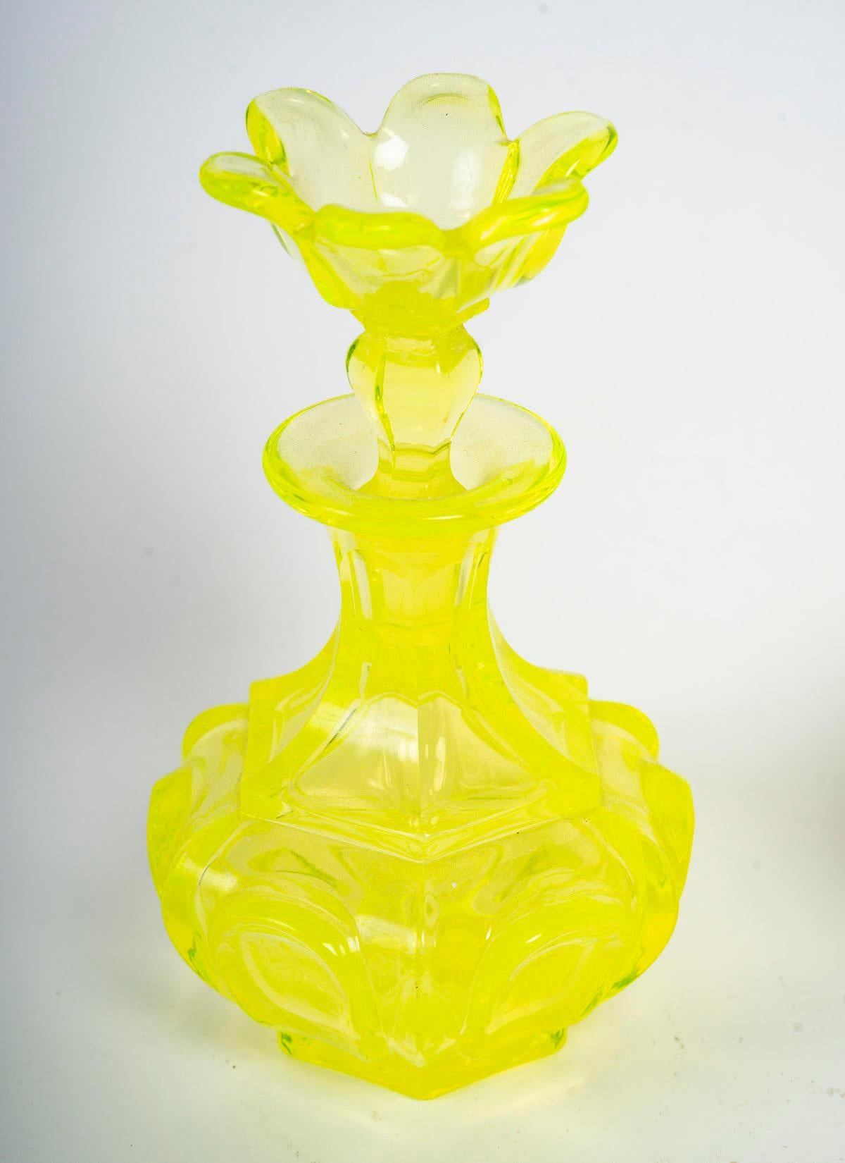 Bottle and 2 glasses in yellow cut Bohemian crystal, 19th century, Napoleon III period.

Bottle and two glasses in yellow cut Bohemian crystal, 19th century, Napoleon III period.
Bottle: H: 15cm D: 9,5cm
Glasses: H: 10cm, D: 4cm