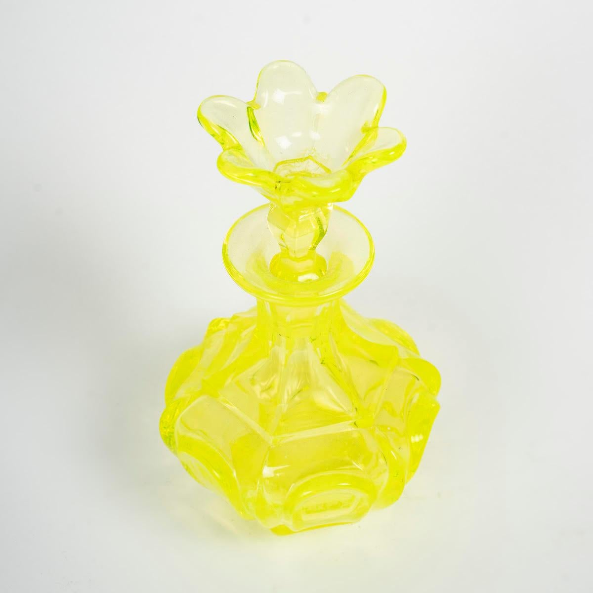 Bouteille et 2 verres en cristal de Bohême taillé jaune, période Napoléon III.  Bon état - En vente à Saint-Ouen, FR