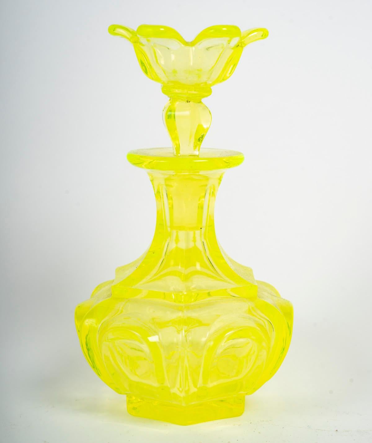XIXe siècle Bouteille et 2 verres en cristal de Bohême taillé jaune, période Napoléon III.  en vente