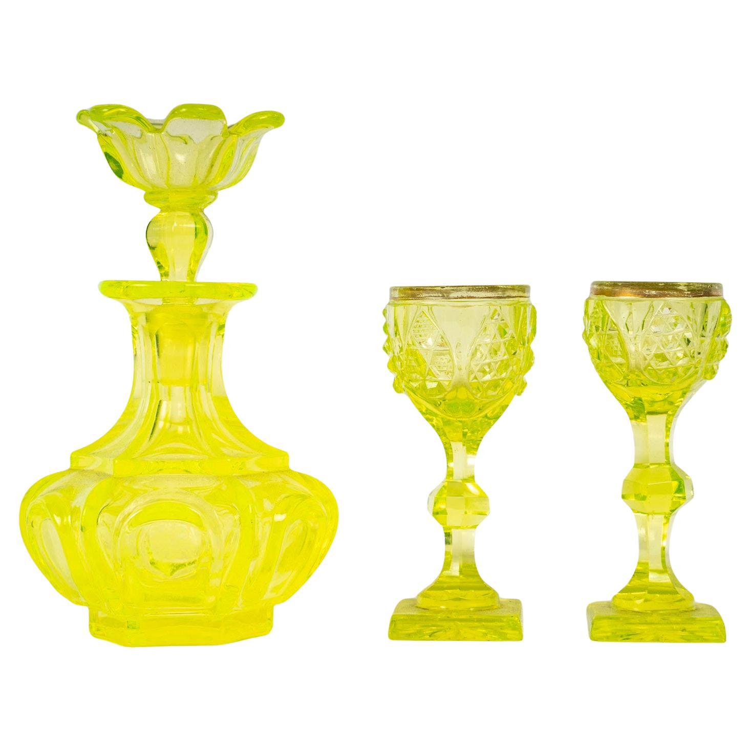 Bouteille et 2 verres en cristal de Bohême taillé jaune, période Napoléon III.  en vente