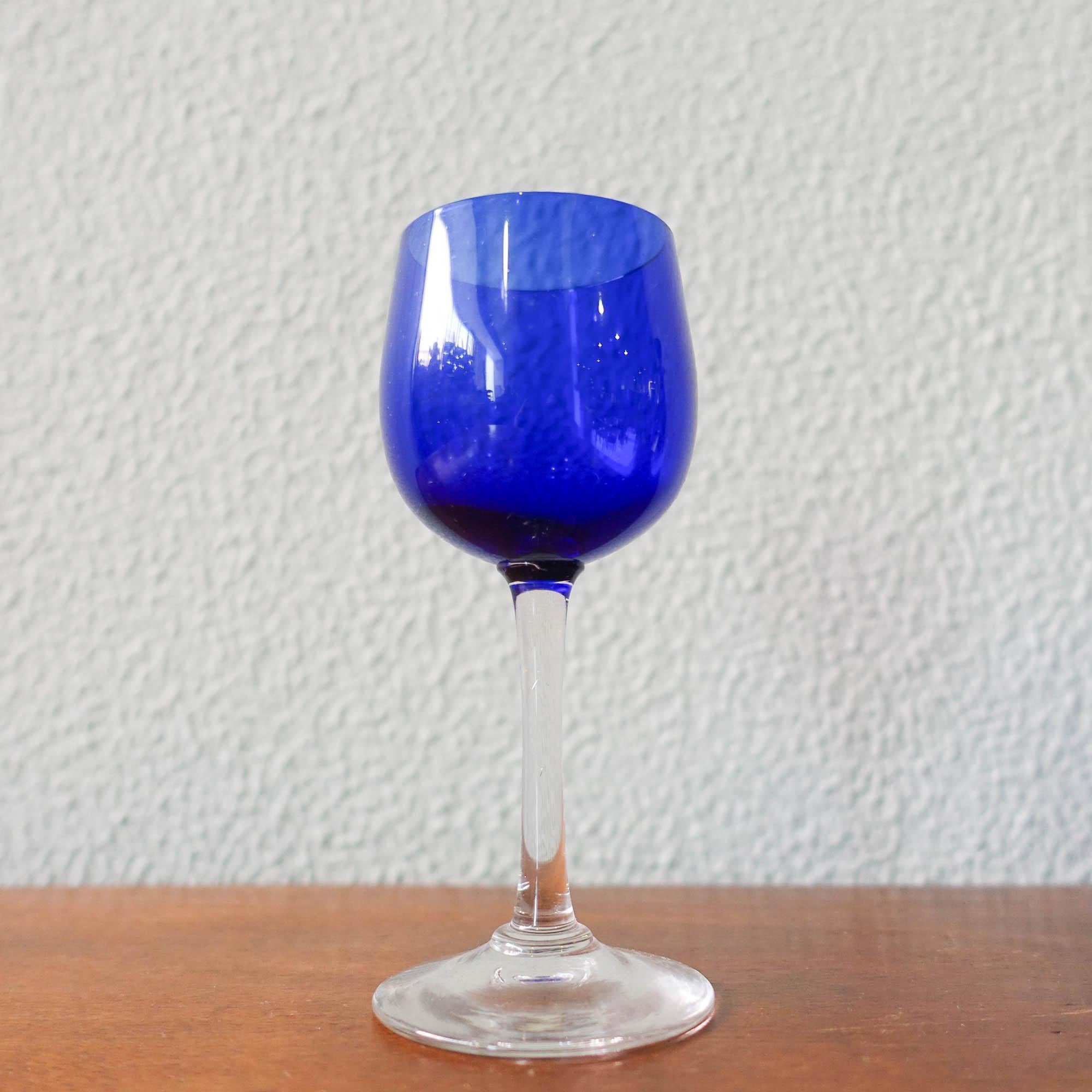 Milieu du XXe siècle Bouteille et deux verres bleu cobalt de Marinha Grande, années 1950 en vente