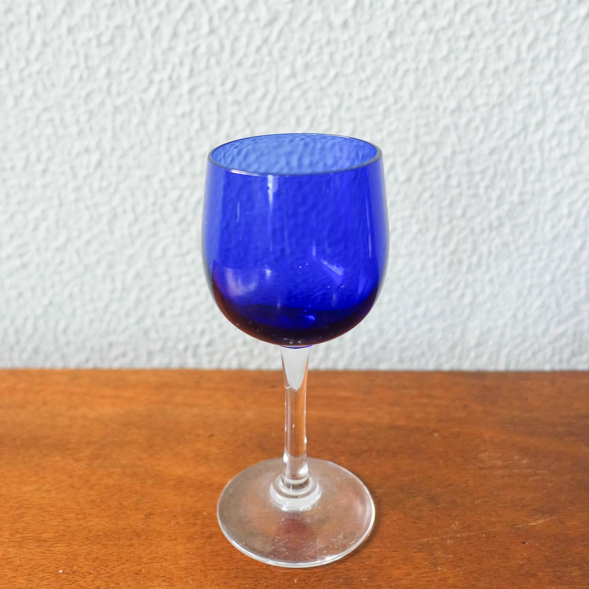 Bouteille et deux verres bleu cobalt de Marinha Grande, années 1950 en vente 1