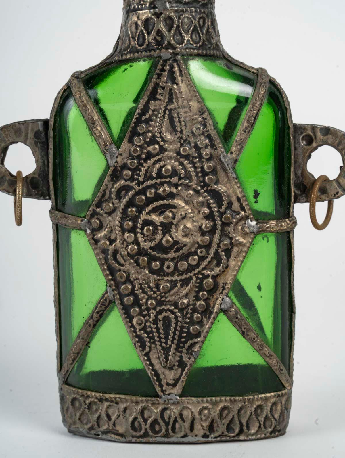 Gefäßflasche mit appliziertem Metall, orientalische Kunst, 20. Jahrhundert. (Art nouveau) im Angebot