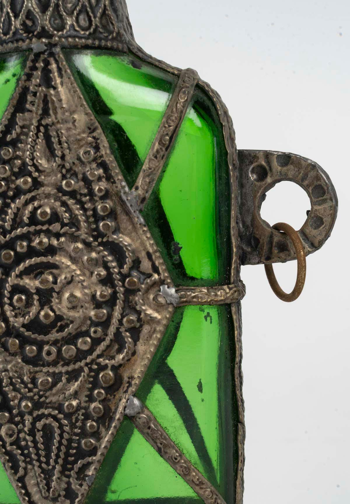 Gefäßflasche mit appliziertem Metall, orientalische Kunst, 20. Jahrhundert. (Europäisch) im Angebot