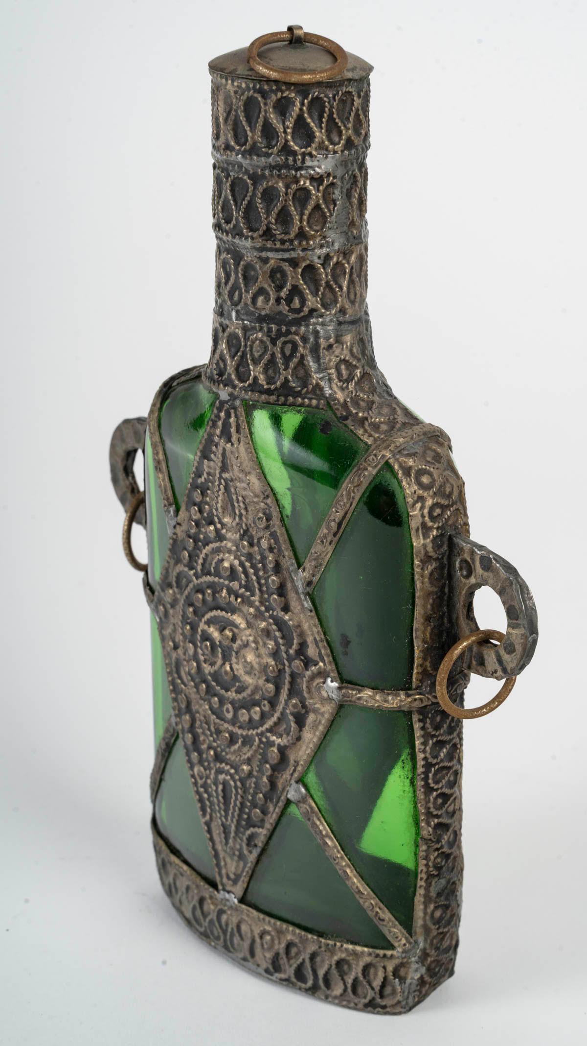 Gefäßflasche mit appliziertem Metall, orientalische Kunst, 20. Jahrhundert. (Appliqué) im Angebot