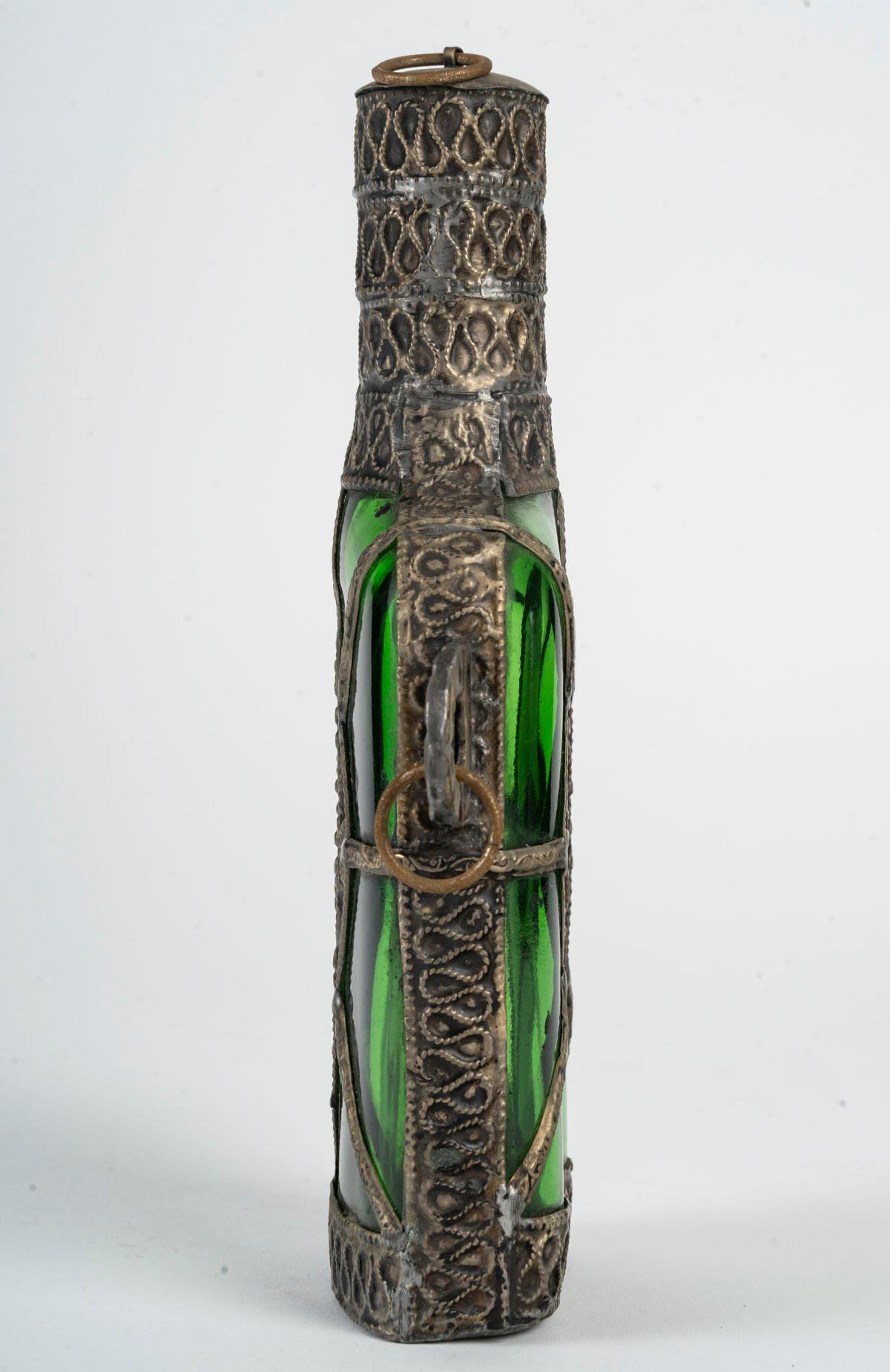 Gefäßflasche mit appliziertem Metall, orientalische Kunst, 20. Jahrhundert. im Zustand „Gut“ im Angebot in Saint-Ouen, FR