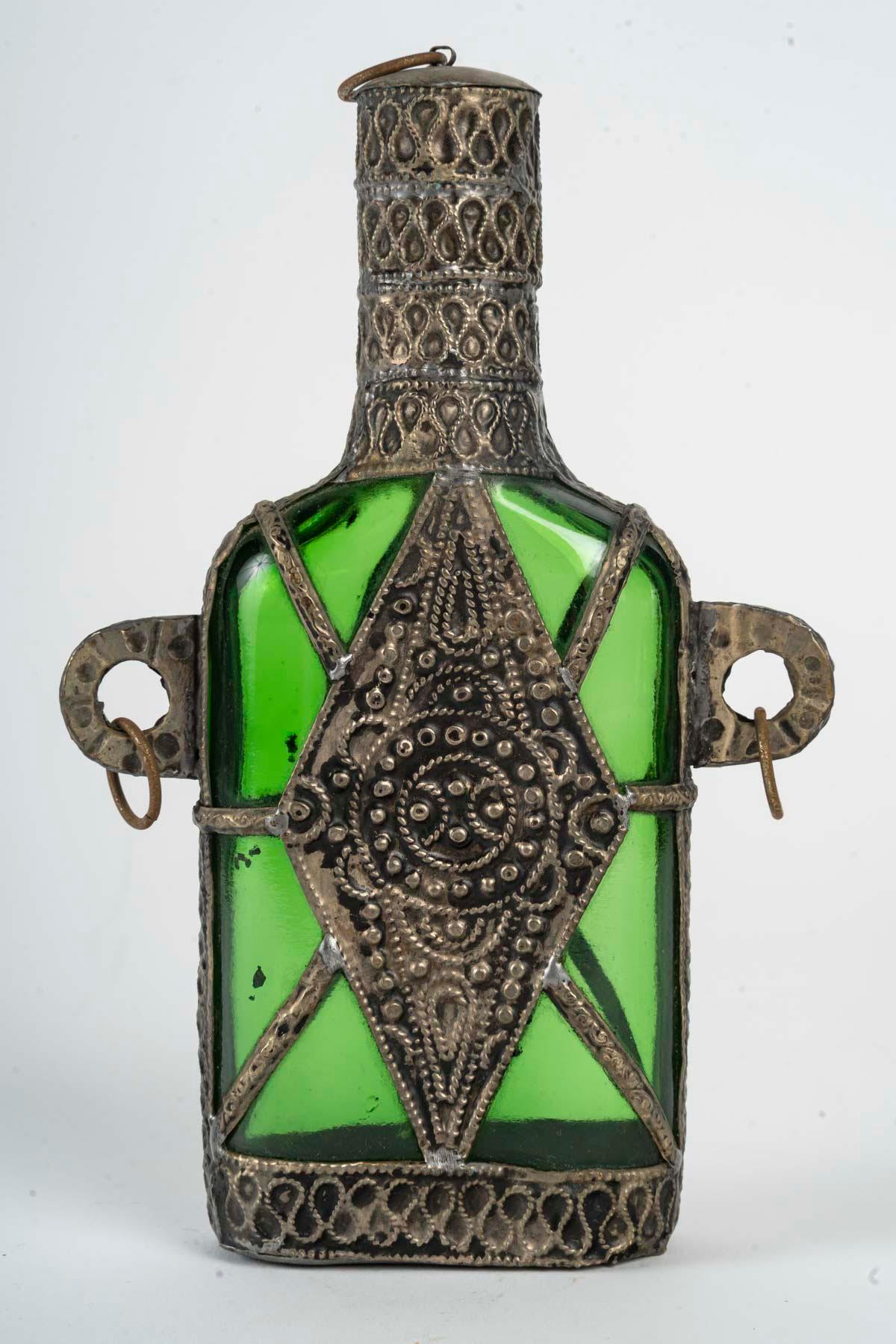 Gefäßflasche mit appliziertem Metall, orientalische Kunst, 20. Jahrhundert. im Angebot 1