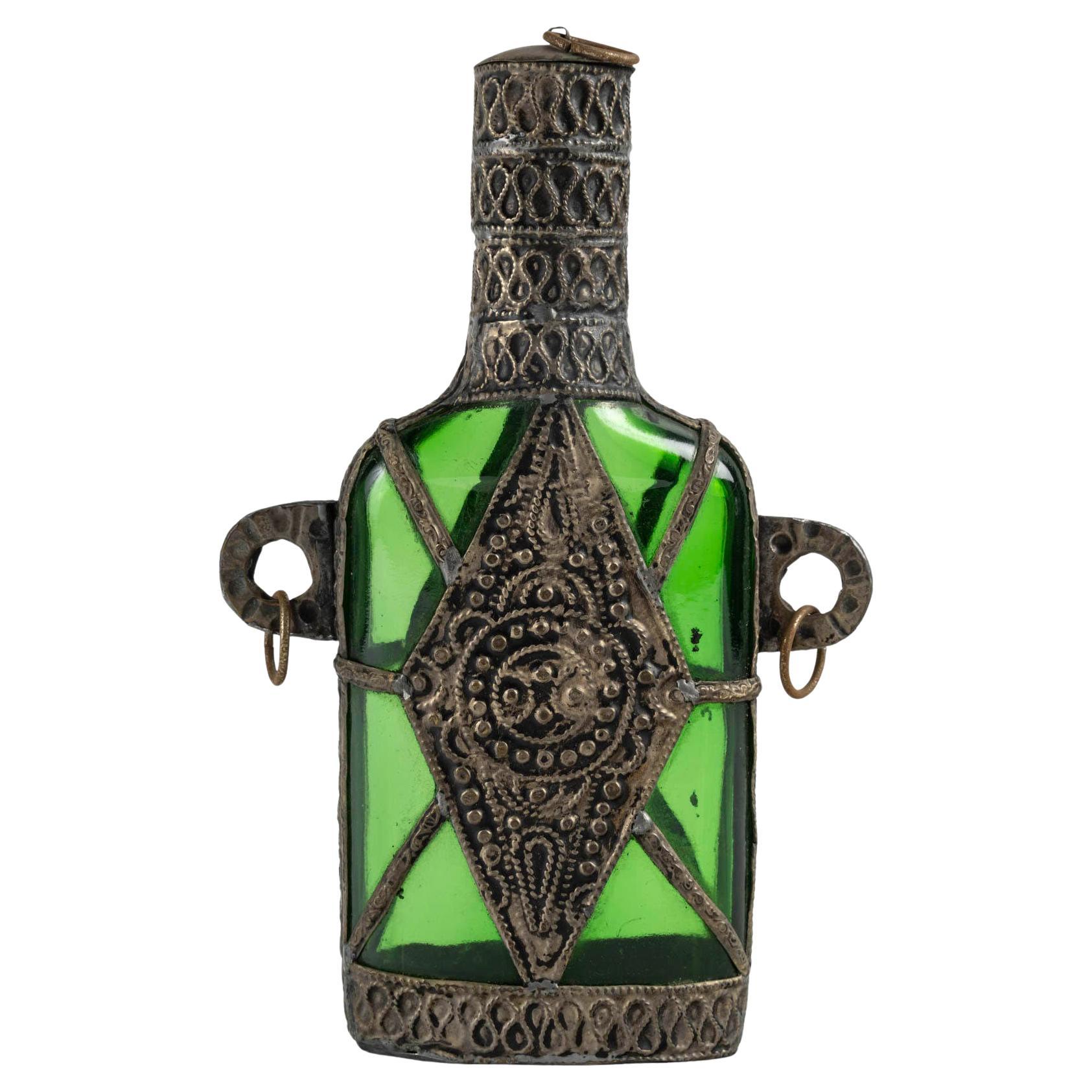 Botella Decorada con Metal Aplicado, Arte Orientalista, Siglo XX.