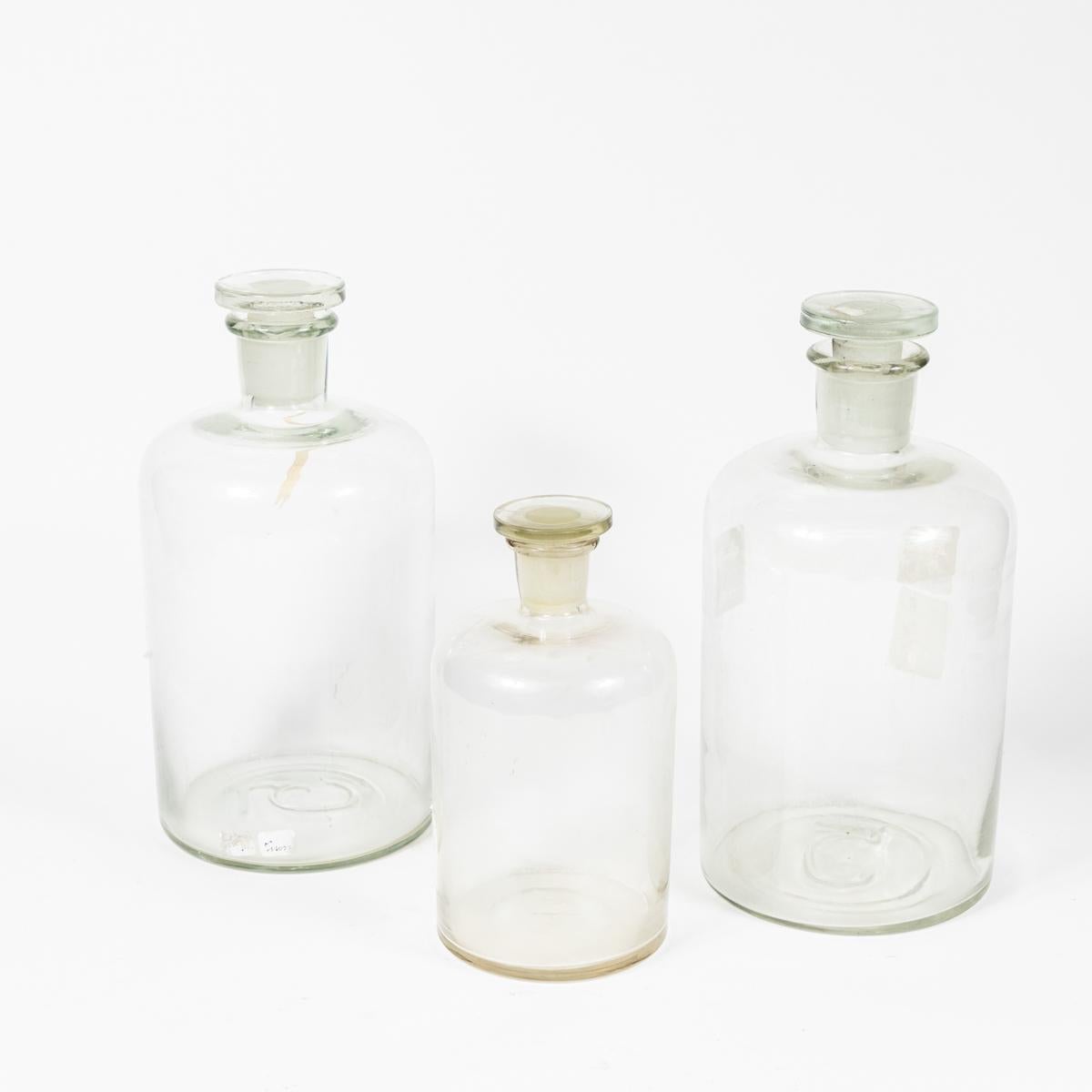 englische Glasflaschen mit Stopfen aus den 1940er Jahren im Zustand „Gut“ im Angebot in Los Angeles, CA