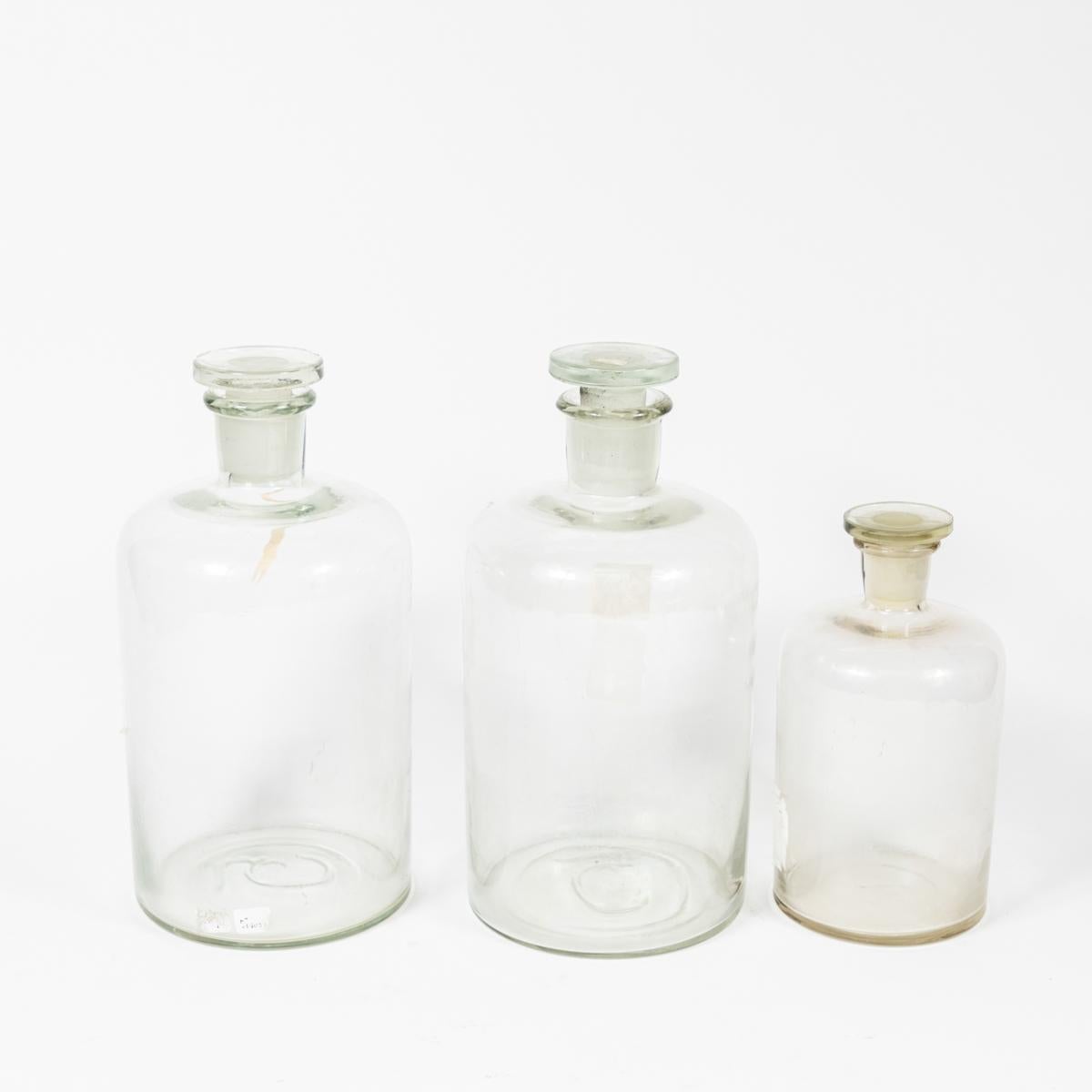 englische Glasflaschen mit Stopfen aus den 1940er Jahren im Angebot 5