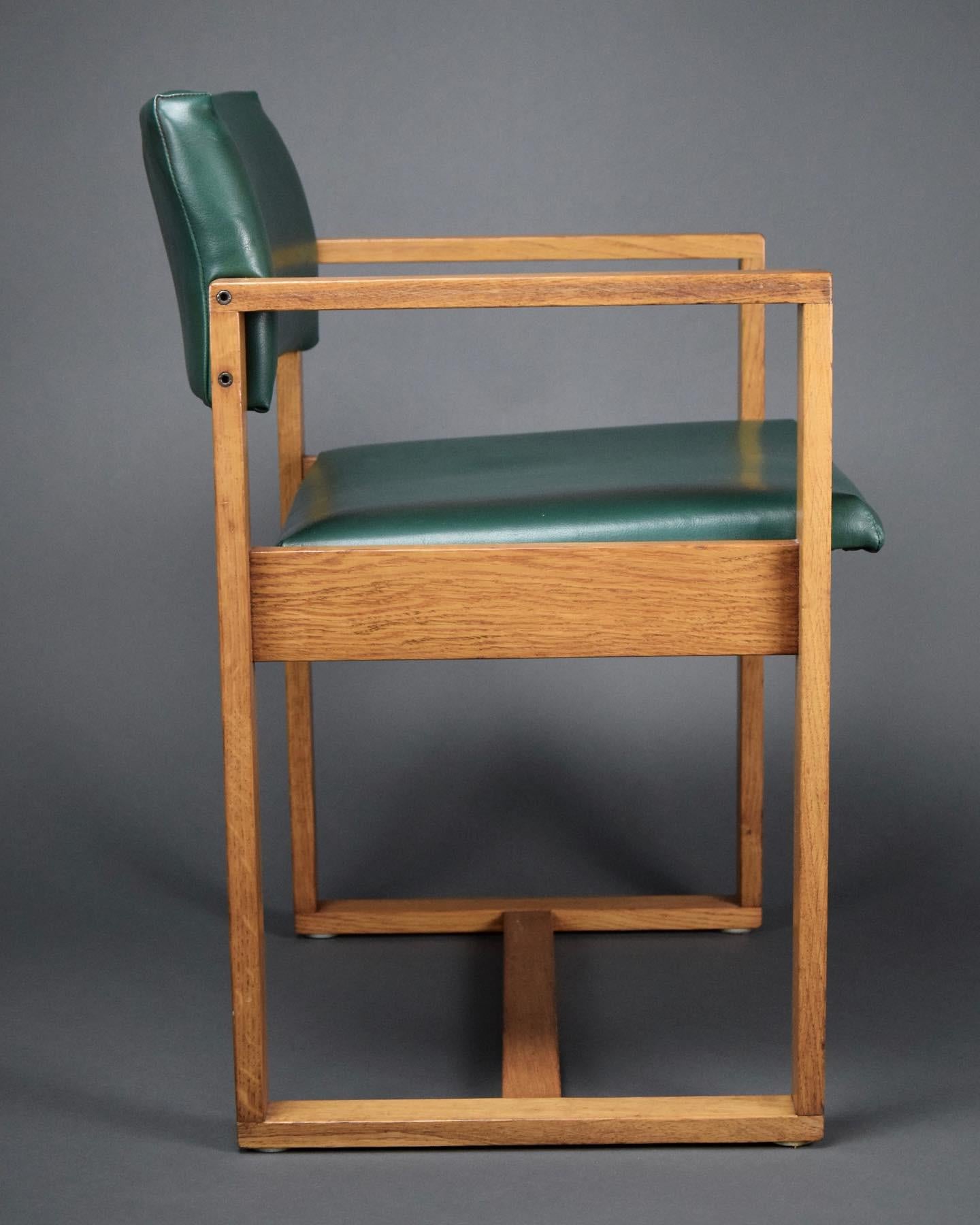 Fauteuil en simili-cuir vert bouteille, de style moderne du milieu du siècle, créé par Ate van Apeldoorn pour Woodwork Hattem, Pays-Bas. 
Cette pièce élégante et raffinée peut être utilisée comme fauteuil ou comme chaise de bureau.
Le fondateur de