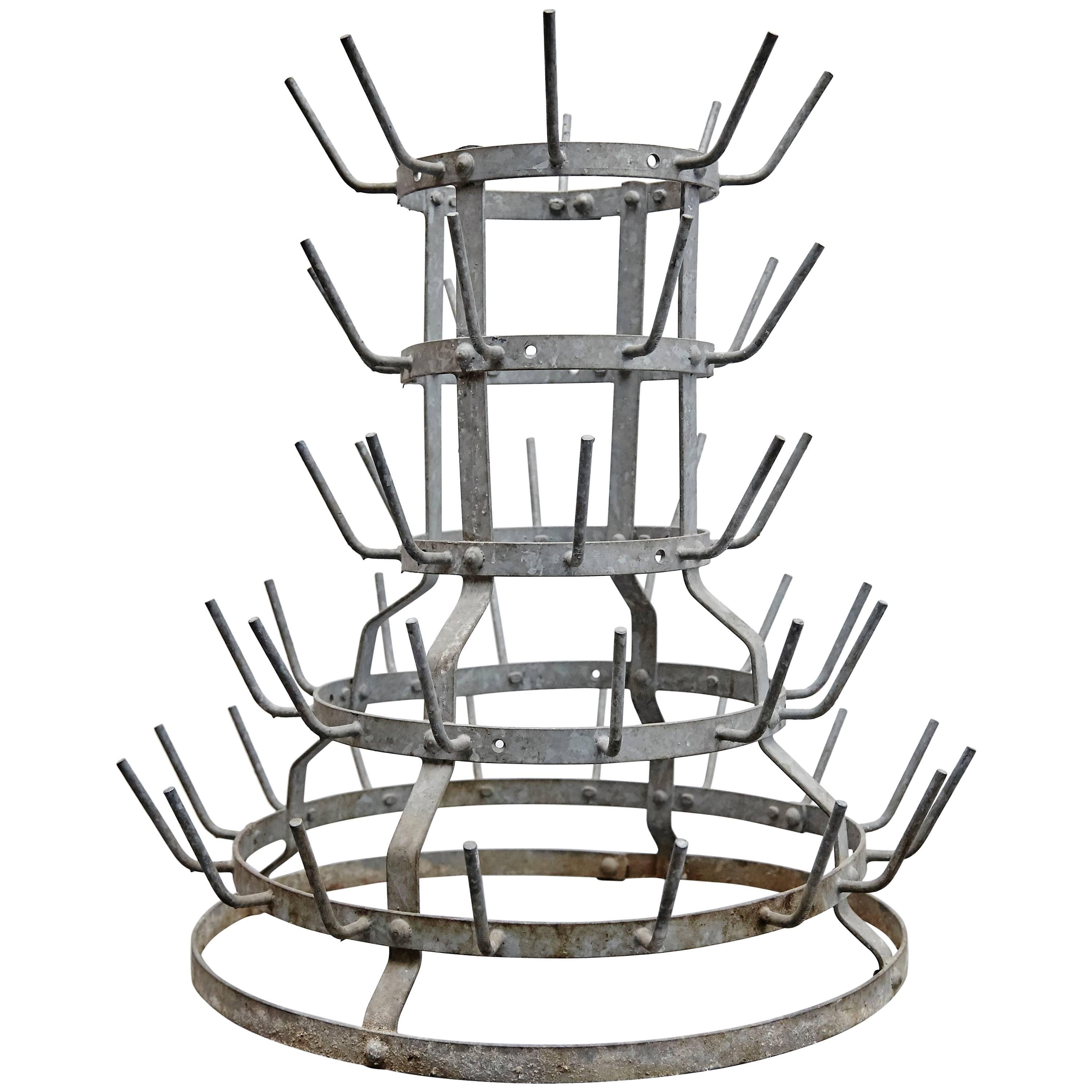 Porte-bouteilles comme ceux utilisés par Marcel Duchamp pour ses readymade,

Non signé.

En bon état d'origine, avec une usure mineure correspondant à l'âge et à l'utilisation. Préservation d'une belle patine.