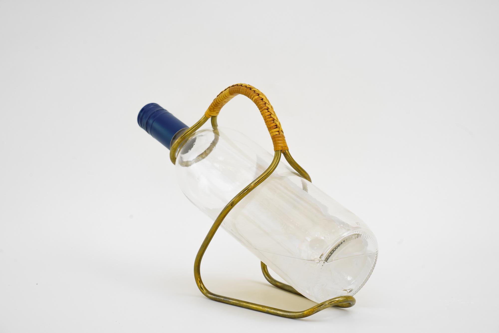 Flaschenhalter von Auböck um 1950
Ursprünglicher Zustand
Die Weinflasche ist nicht inbegriffen, sie ist nur für das Fotoshooting.