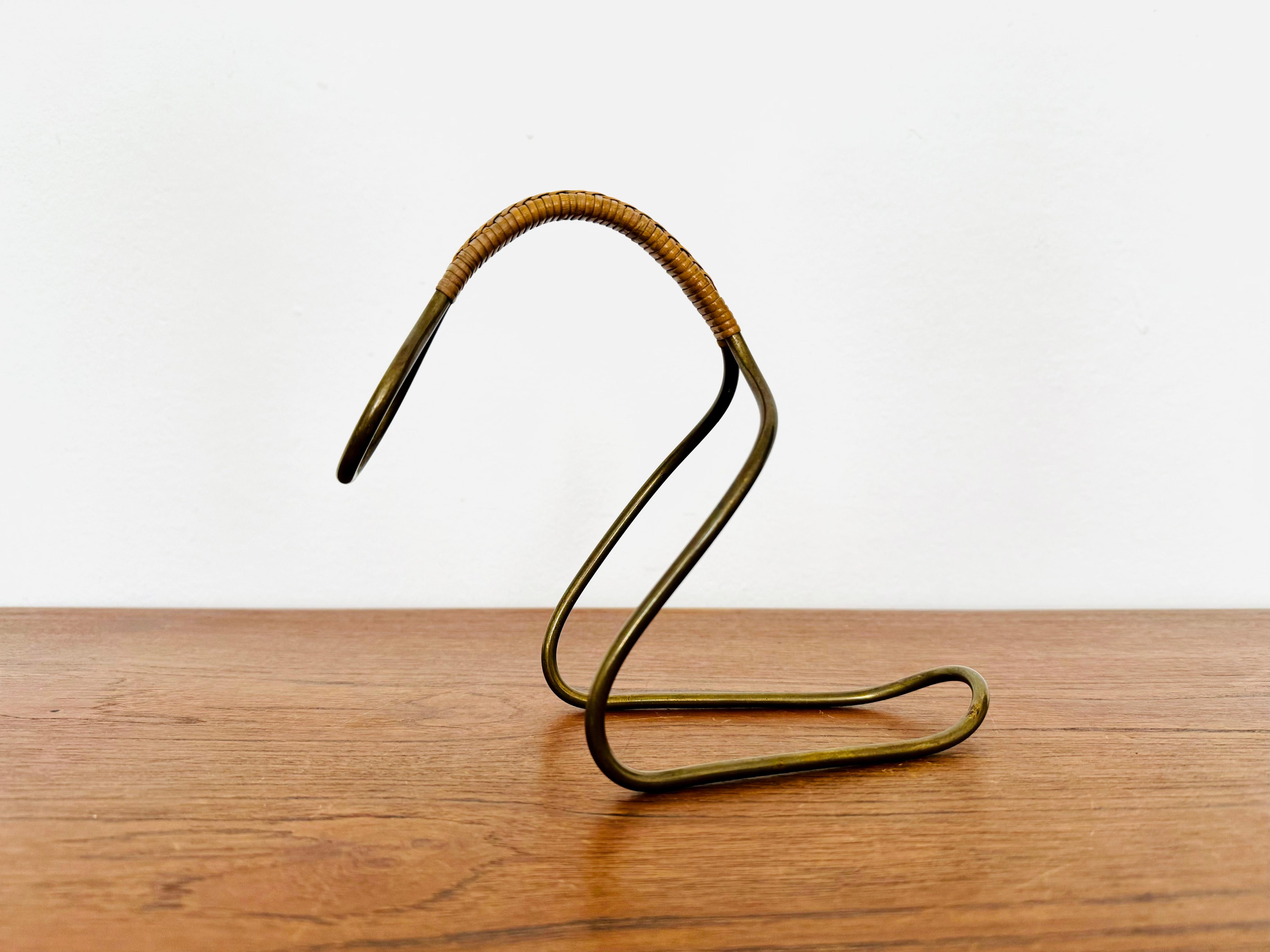 
Sehr schöner Flaschenhalter aus den 1950er Jahren.
Detailliertes Design und hochwertige Verarbeitung.
Eine Bereicherung für jedes Haus.

Design: Carl Auböck

Bedingung:

Sehr guter Vintage-Zustand mit leichten altersbedingten