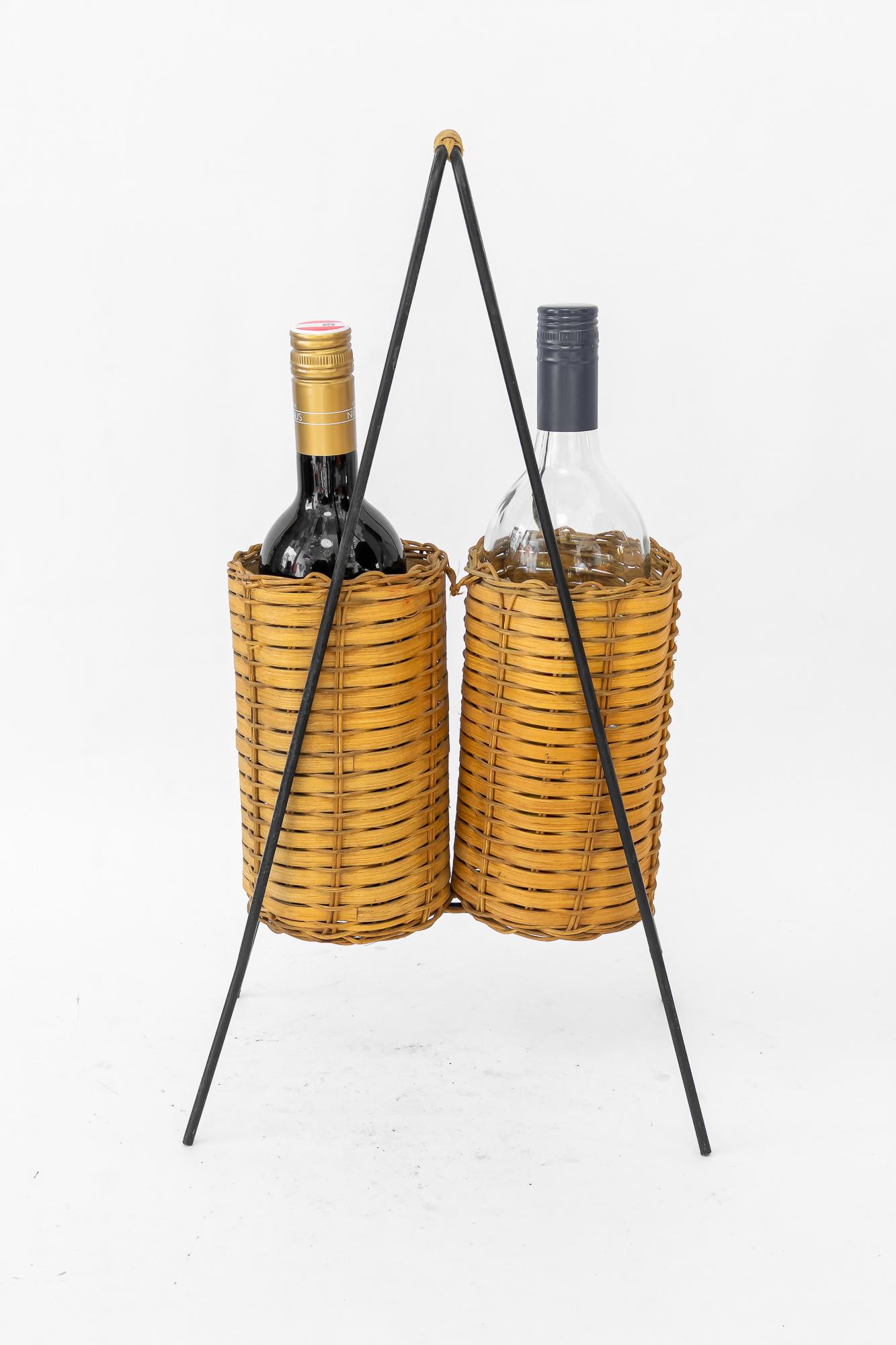 Flaschenhalter für 2 Flaschen aus Eisen und Weidengeflecht wien um 1970
Ursprünglicher Zustand
