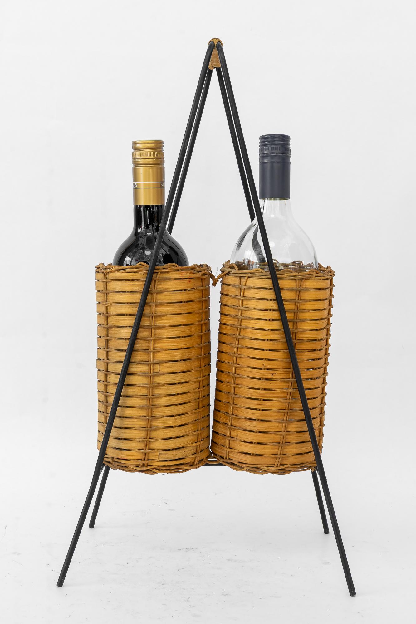 Flaschenhalter für 2 Flaschen aus Eisen und Weidengeflecht wien um 1970 (Moderne der Mitte des Jahrhunderts) im Angebot