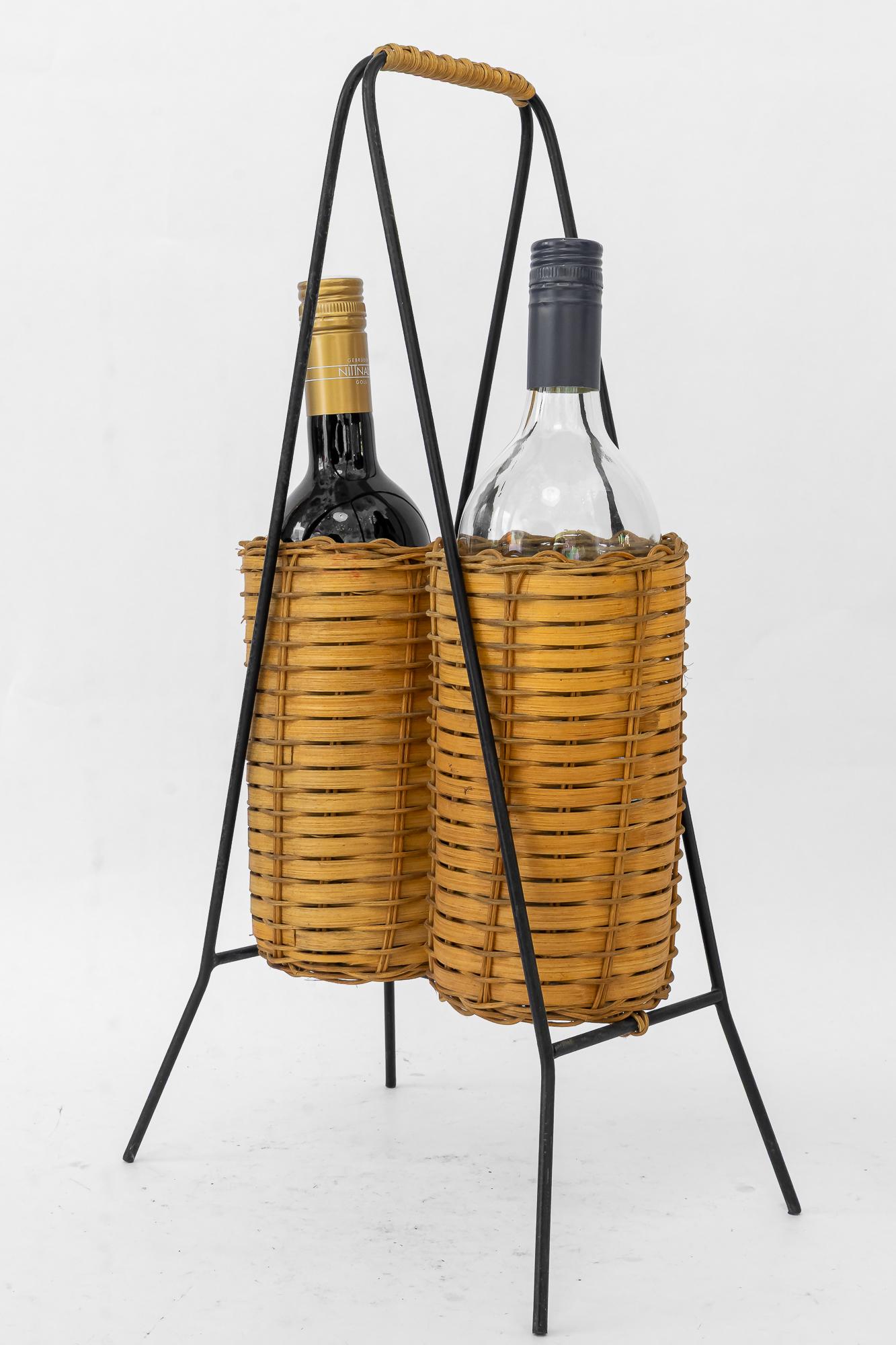 Flaschenhalter für 2 Flaschen aus Eisen und Weidengeflecht wien um 1970 (Österreichisch) im Angebot