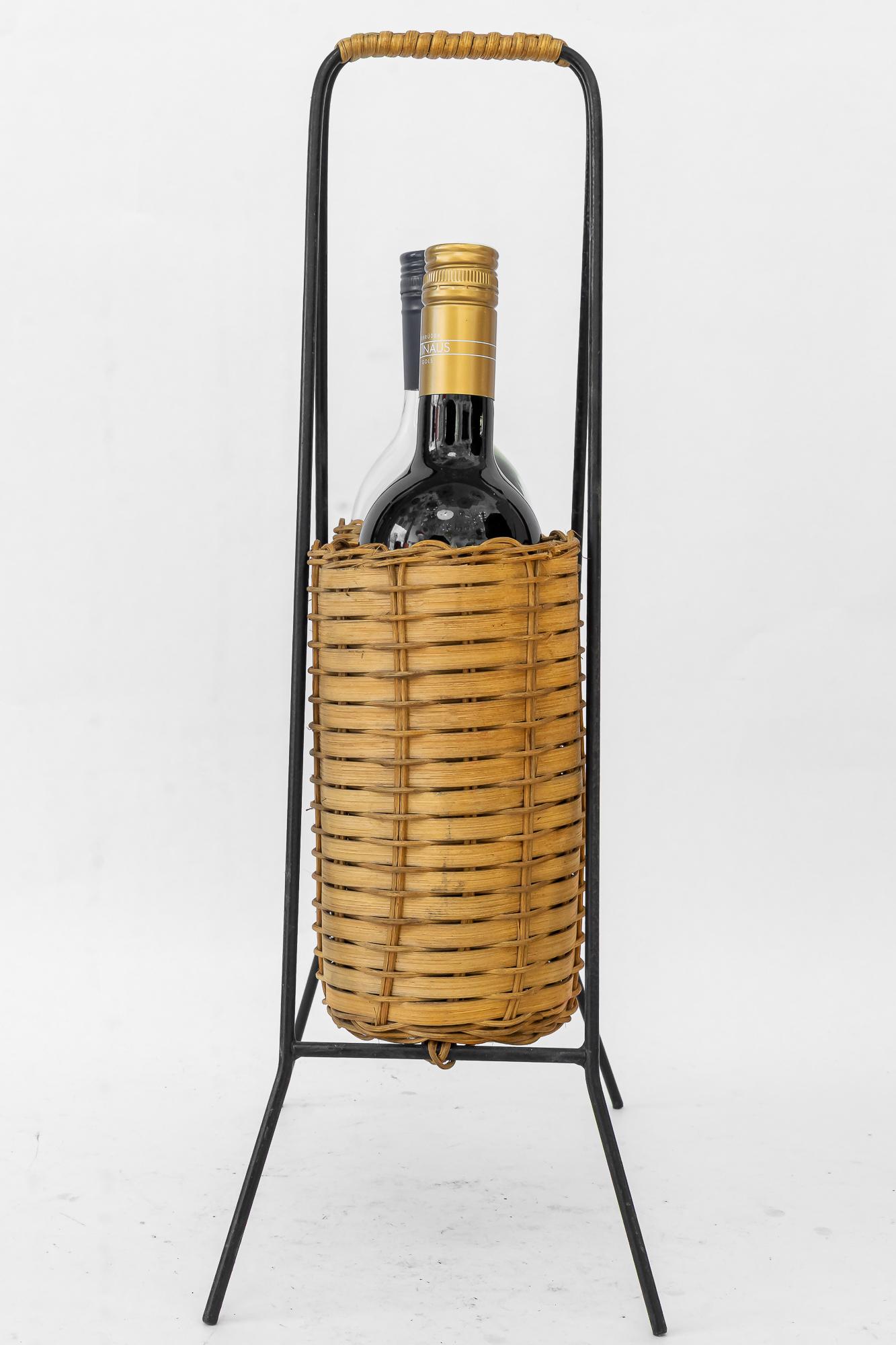 Flaschenhalter für 2 Flaschen aus Eisen und Weidengeflecht wien um 1970 (Geschwärzt) im Angebot