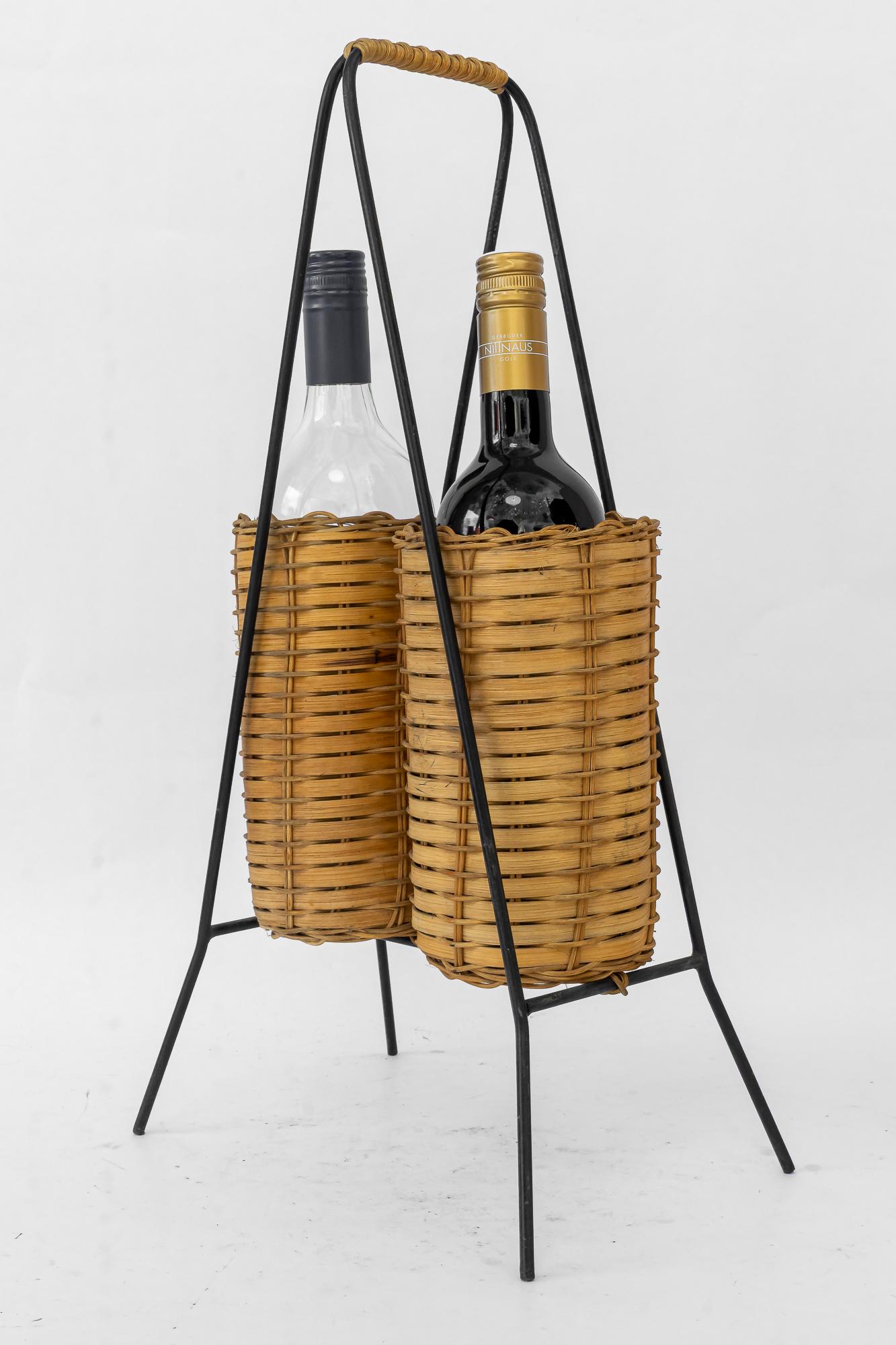 Flaschenhalter für 2 Flaschen aus Eisen und Weidengeflecht wien um 1970 im Zustand „Gut“ im Angebot in Wien, AT