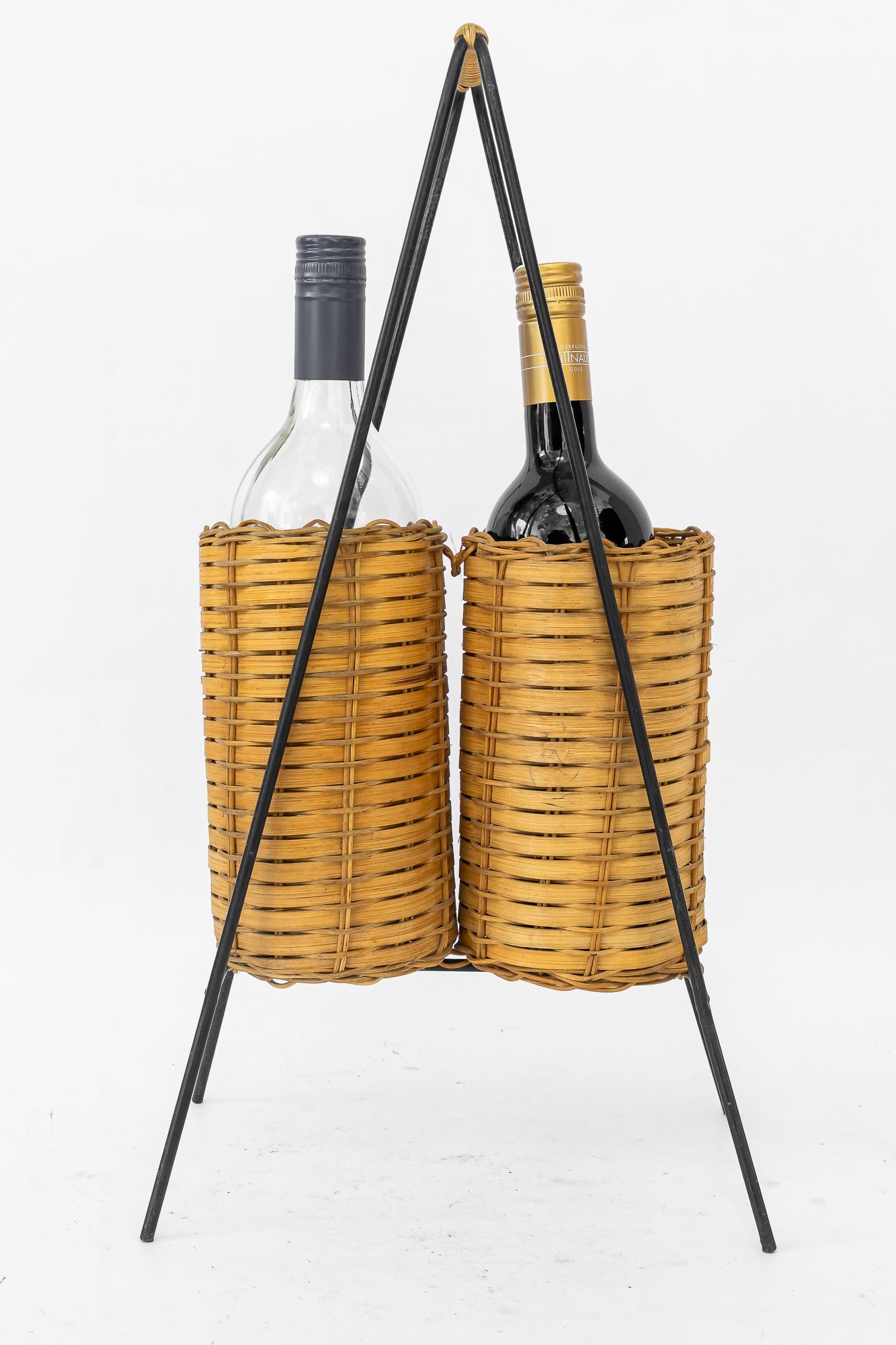 Flaschenhalter für 2 Flaschen aus Eisen und Weidengeflecht wien um 1970 (Ende des 20. Jahrhunderts) im Angebot
