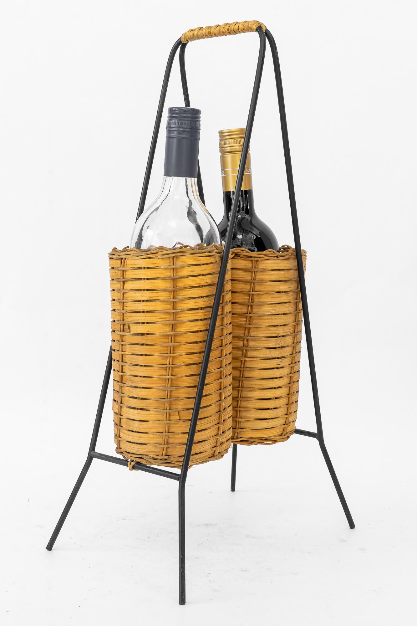 Flaschenhalter für 2 Flaschen aus Eisen und Weidengeflecht wien um 1970 (Korbweide) im Angebot