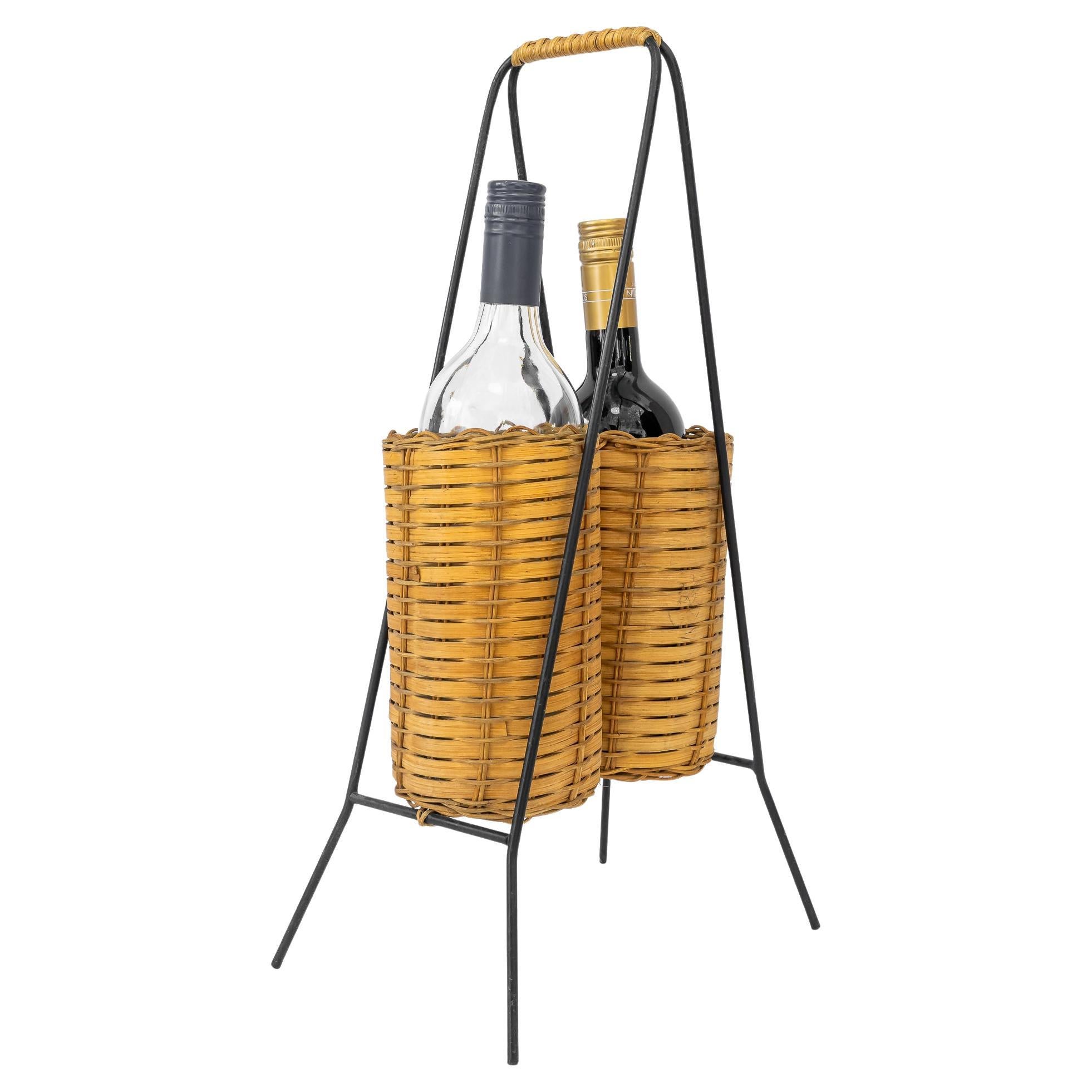 Flaschenhalter für 2 Flaschen aus Eisen und Weidengeflecht wien um 1970 im Angebot