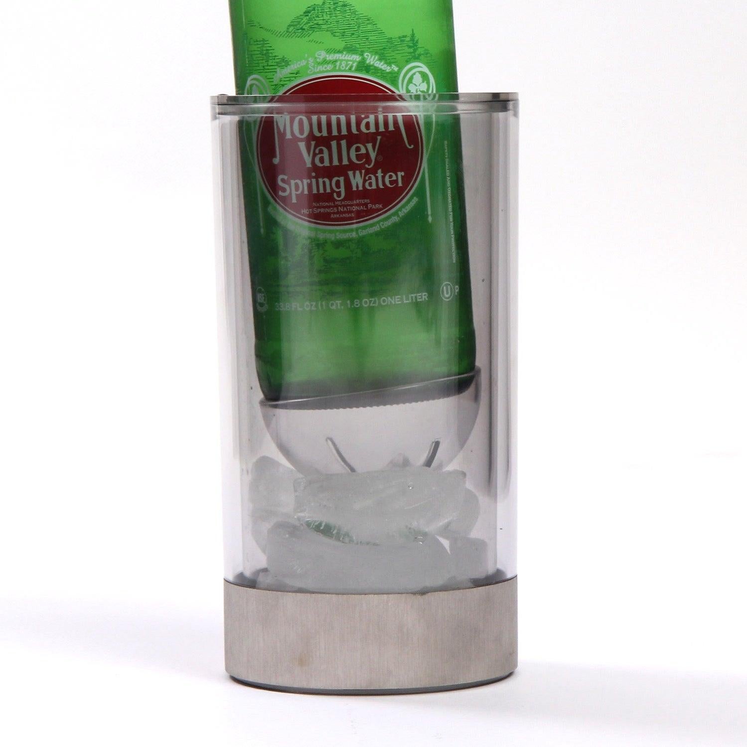 Un elegante portabotellas modernista de calidad impecable, fabricado en Lucite grueso y acero inoxidable cepillado.