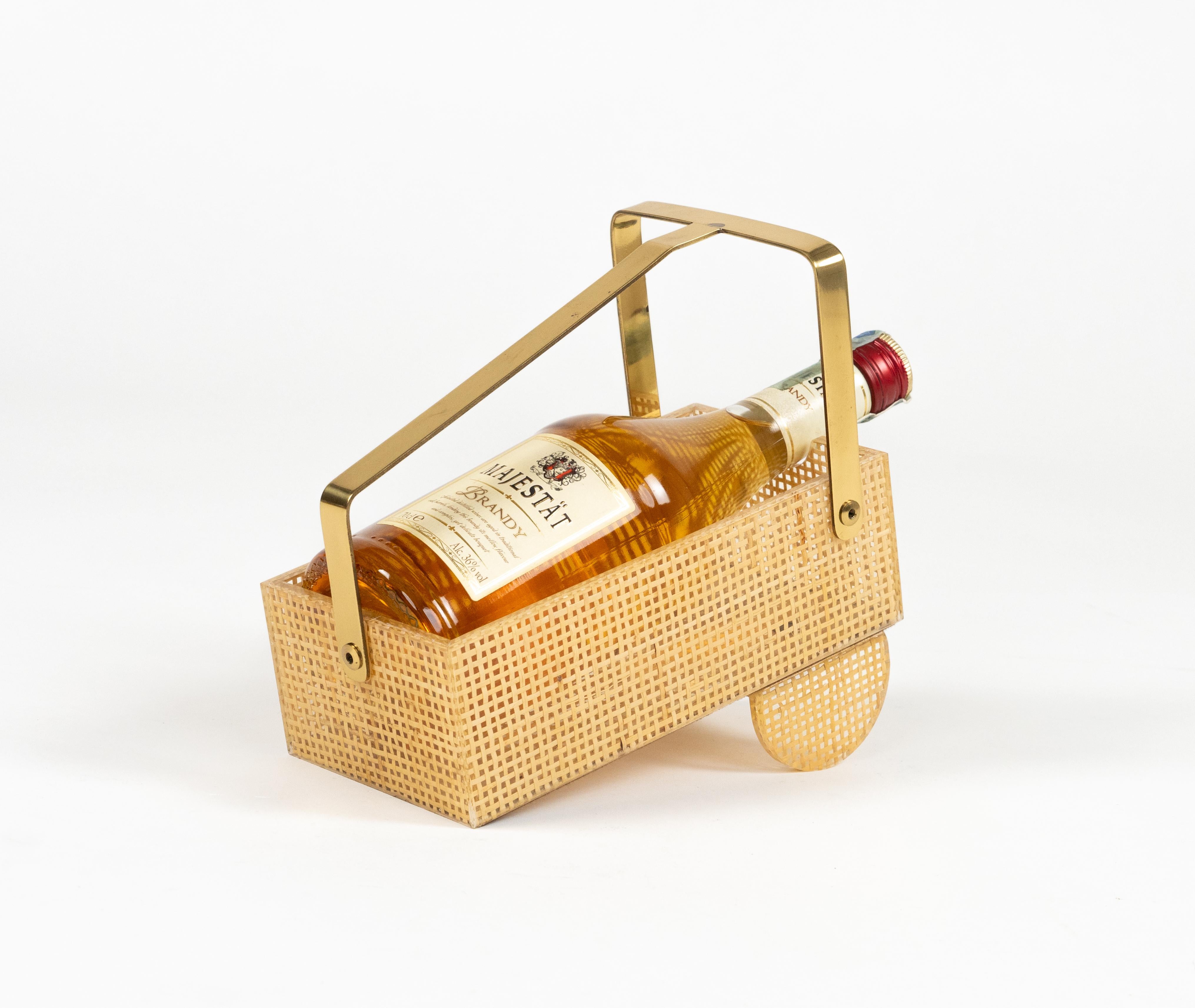 Flaschenhalter aus Lucite, Korbweide und Messing im Christian Dior-Stil, Italien 1970er Jahre im Angebot 3