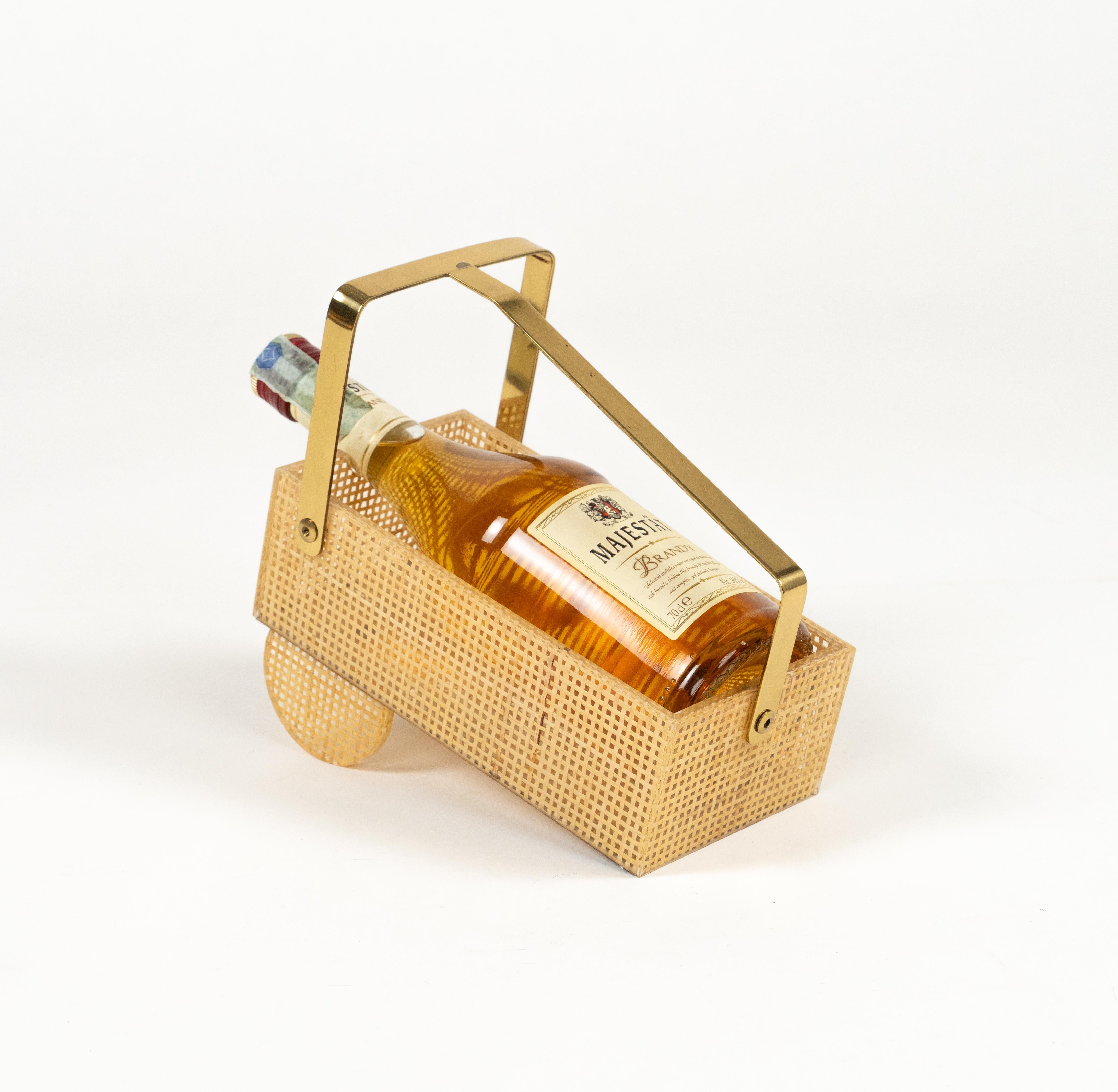 Flaschenhalter aus Lucite, Korbweide und Messing im Christian Dior-Stil, Italien 1970er Jahre im Angebot 5