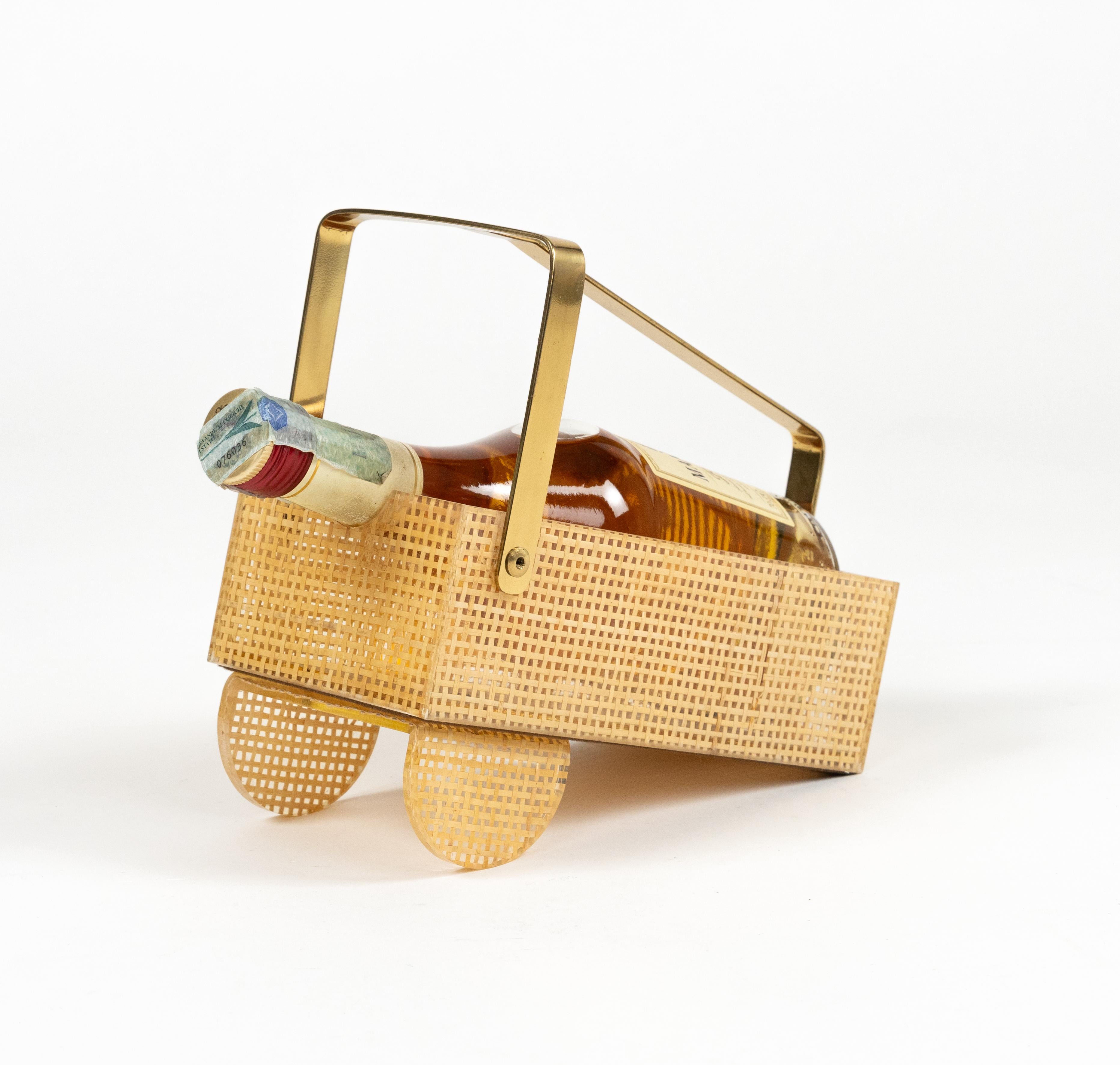 Flaschenhalter aus Lucite, Korbweide und Messing im Christian Dior-Stil, Italien 1970er Jahre im Angebot 6