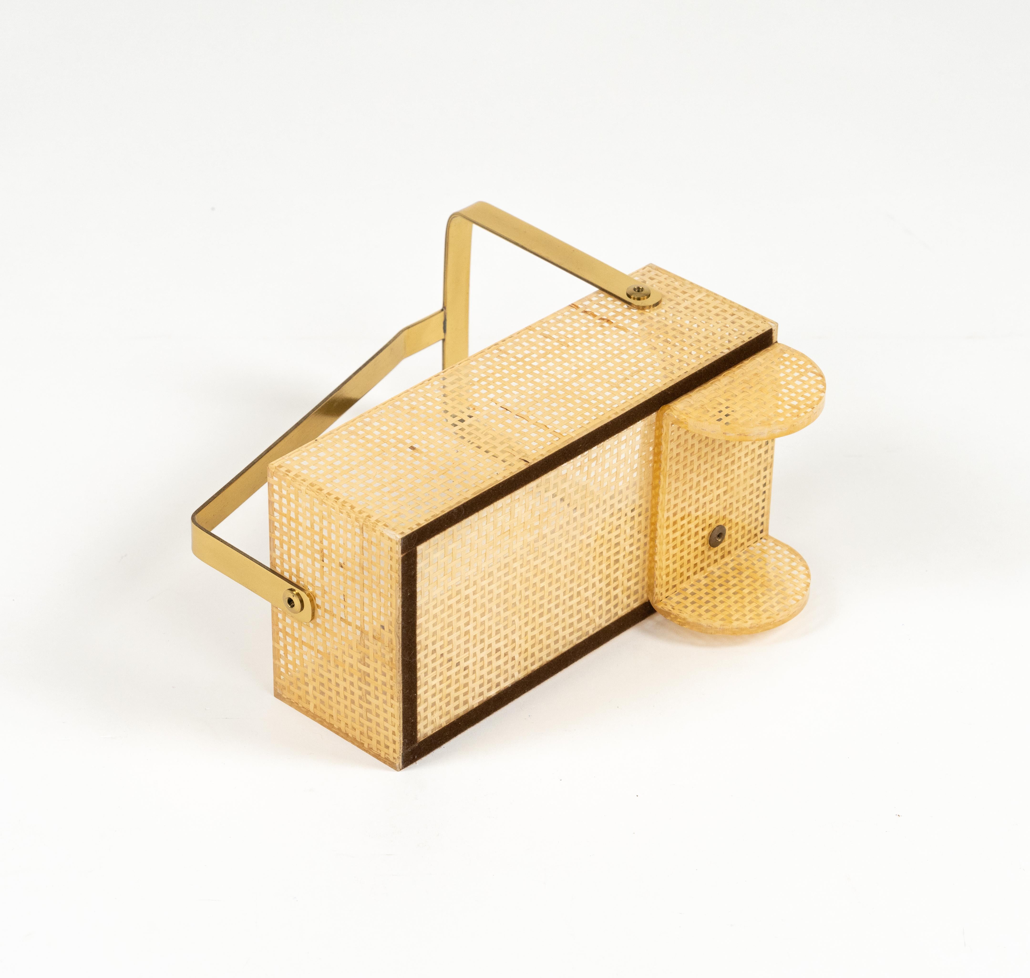 Flaschenhalter aus Lucite, Korbweide und Messing im Christian Dior-Stil, Italien 1970er Jahre im Angebot 7