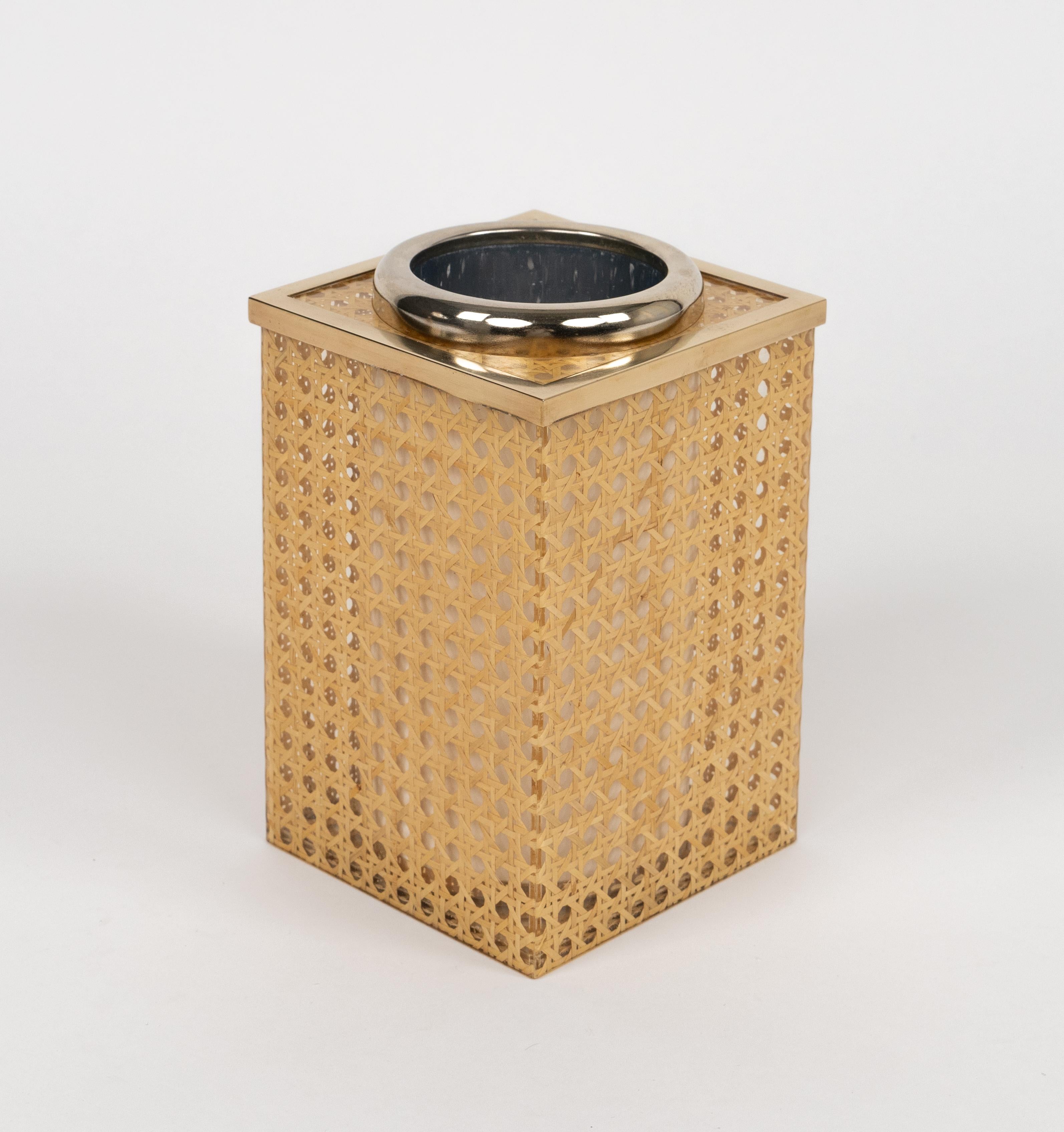 Precioso portabotellas de mediados de siglo en lucita, mimbre y latón al estilo de Christian Dior Home.

Fabricado en Italia en la década de 1970.  

Gran accesorio para cualquier interior moderno.
