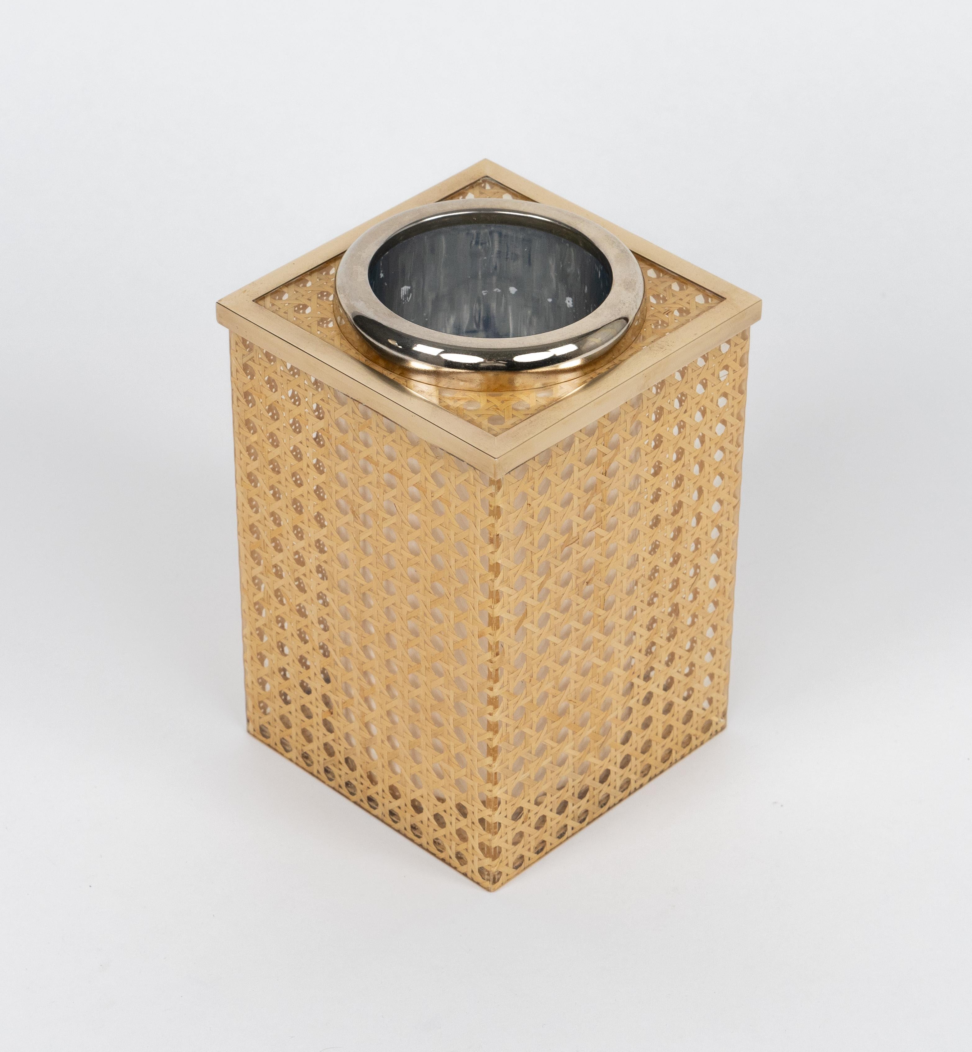 Botellero de Lucita, Mimbre y Latón Estilo Christian Dior, Italia Años 70 Moderno de mediados de siglo en venta