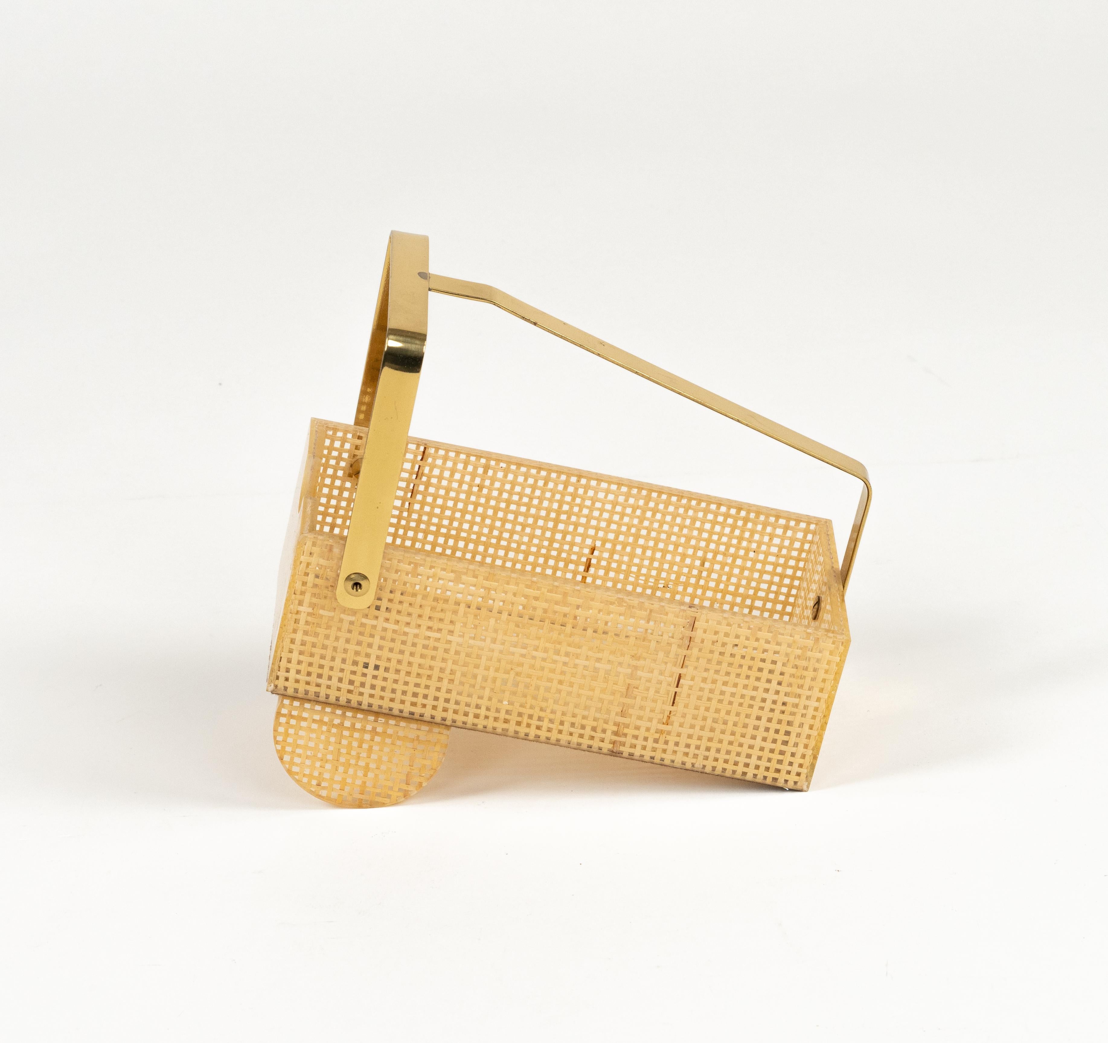 Flaschenhalter aus Lucite, Korbweide und Messing im Christian Dior-Stil, Italien 1970er Jahre (Moderne der Mitte des Jahrhunderts) im Angebot