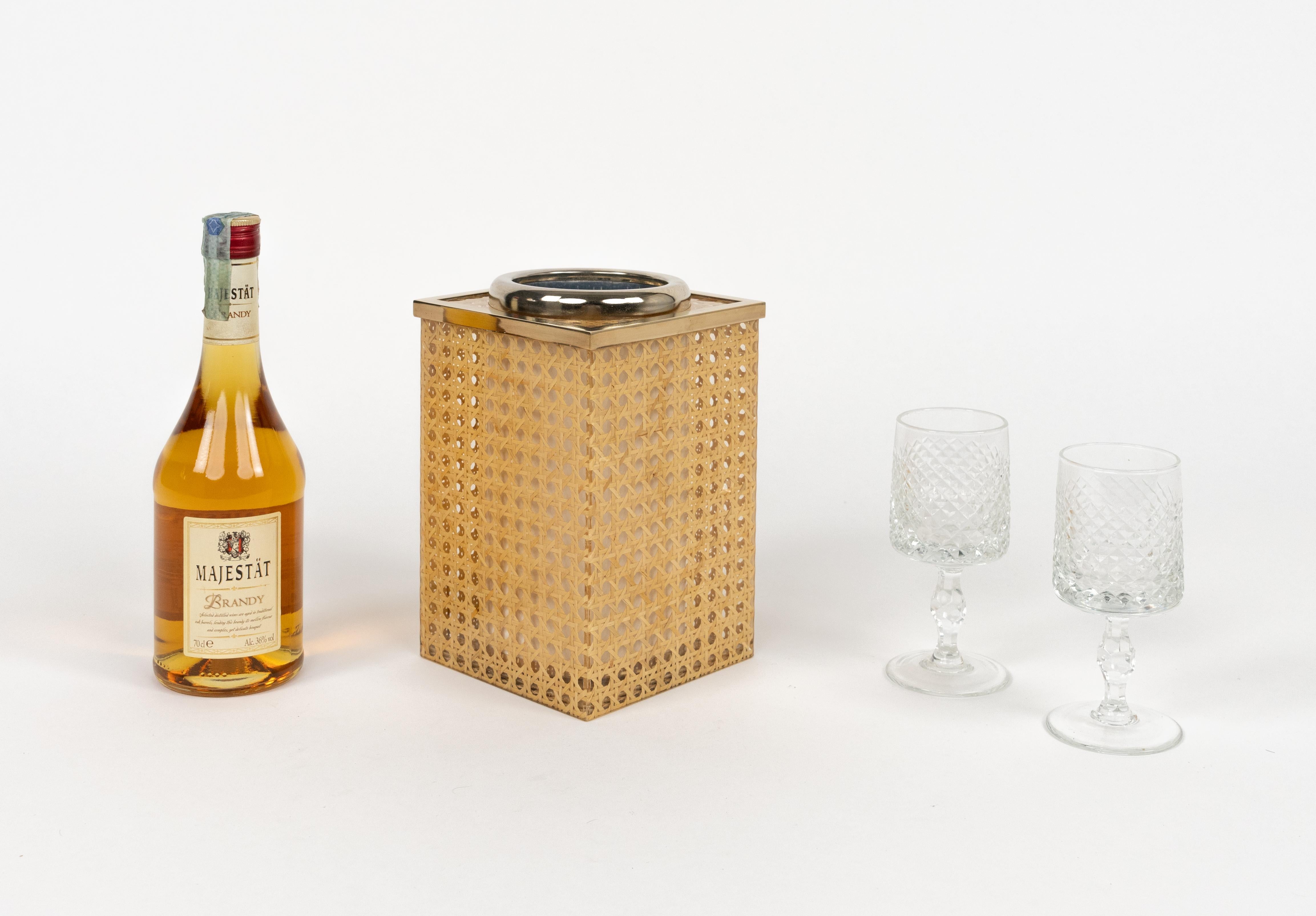 Botellero de Lucita, Mimbre y Latón Estilo Christian Dior, Italia Años 70 finales del siglo XX en venta