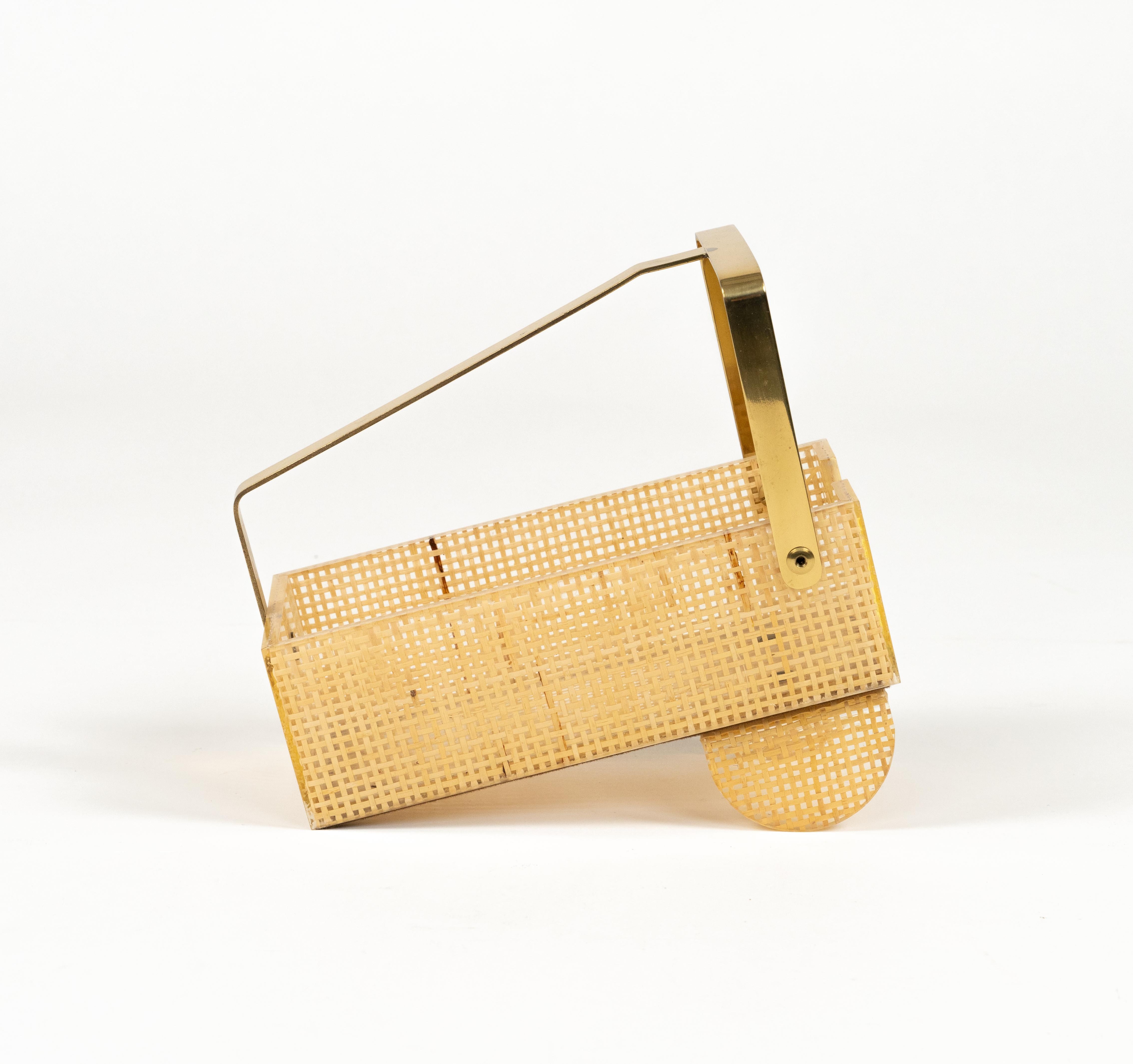 Flaschenhalter aus Lucite, Korbweide und Messing im Christian Dior-Stil, Italien 1970er Jahre (Ende des 20. Jahrhunderts) im Angebot