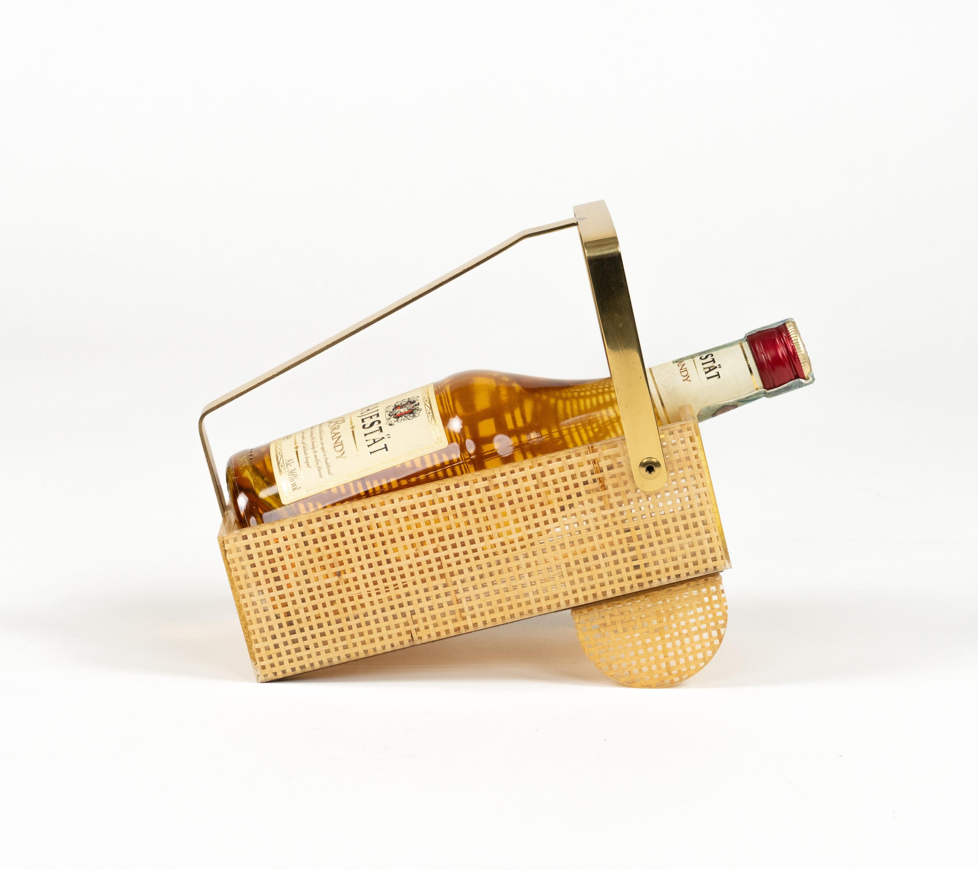 Flaschenhalter aus Lucite, Korbweide und Messing im Christian Dior-Stil, Italien 1970er Jahre (Metall) im Angebot